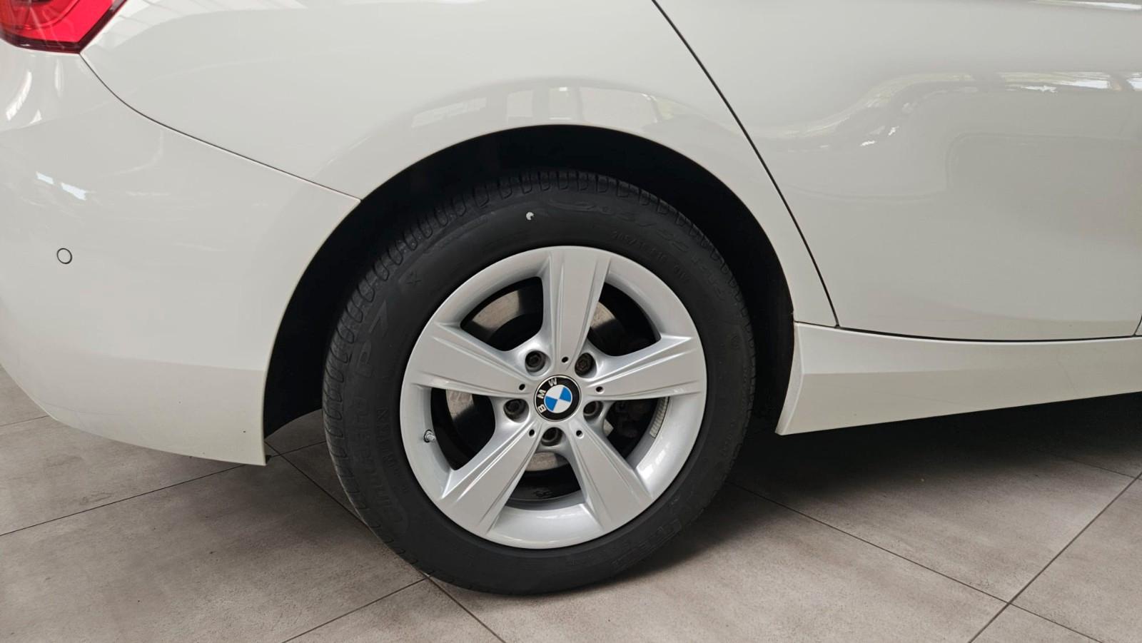 BMW 120i Vollleder Navi Tempomat Sitzheizung PDC LED