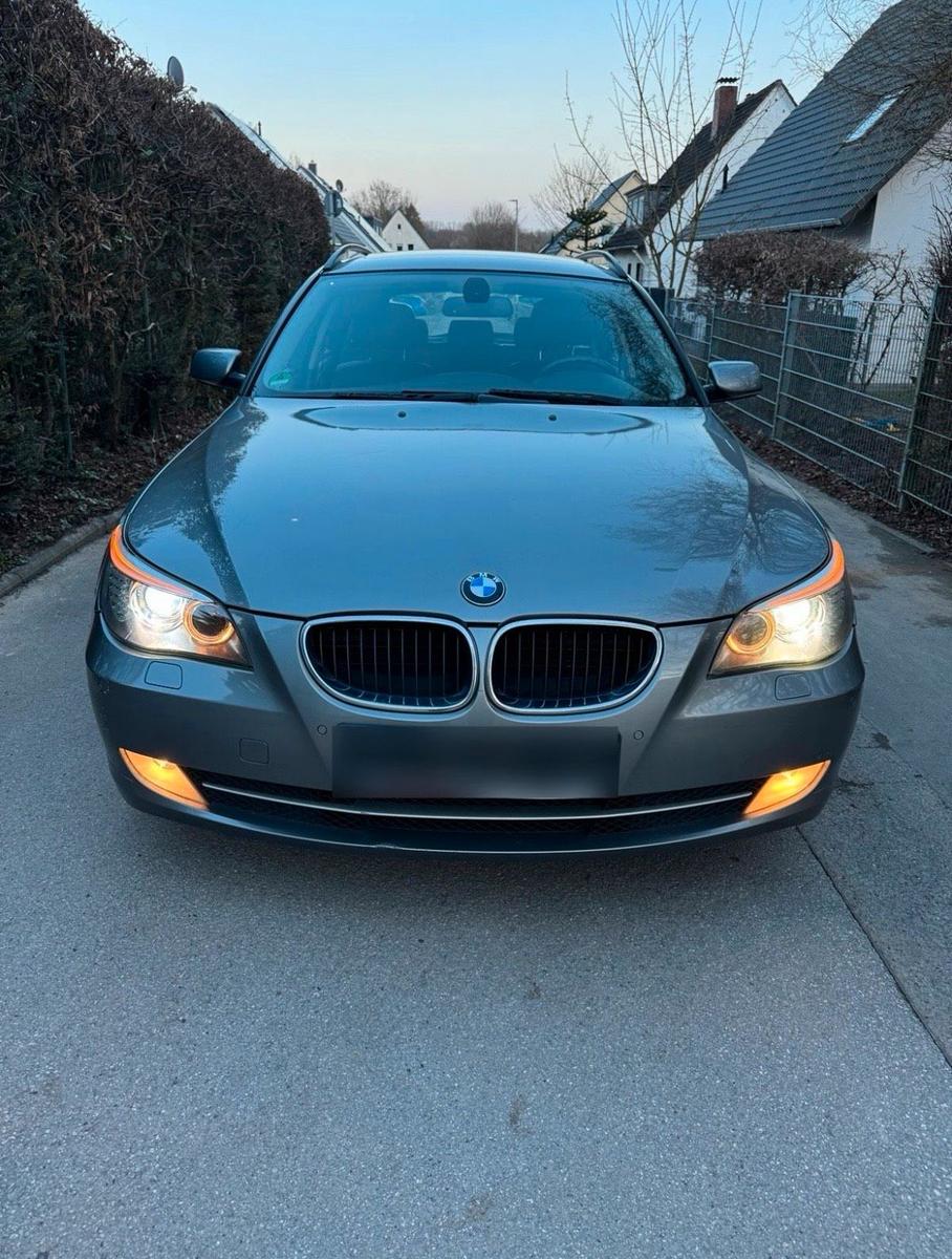 BMW 520 2009 — rear view