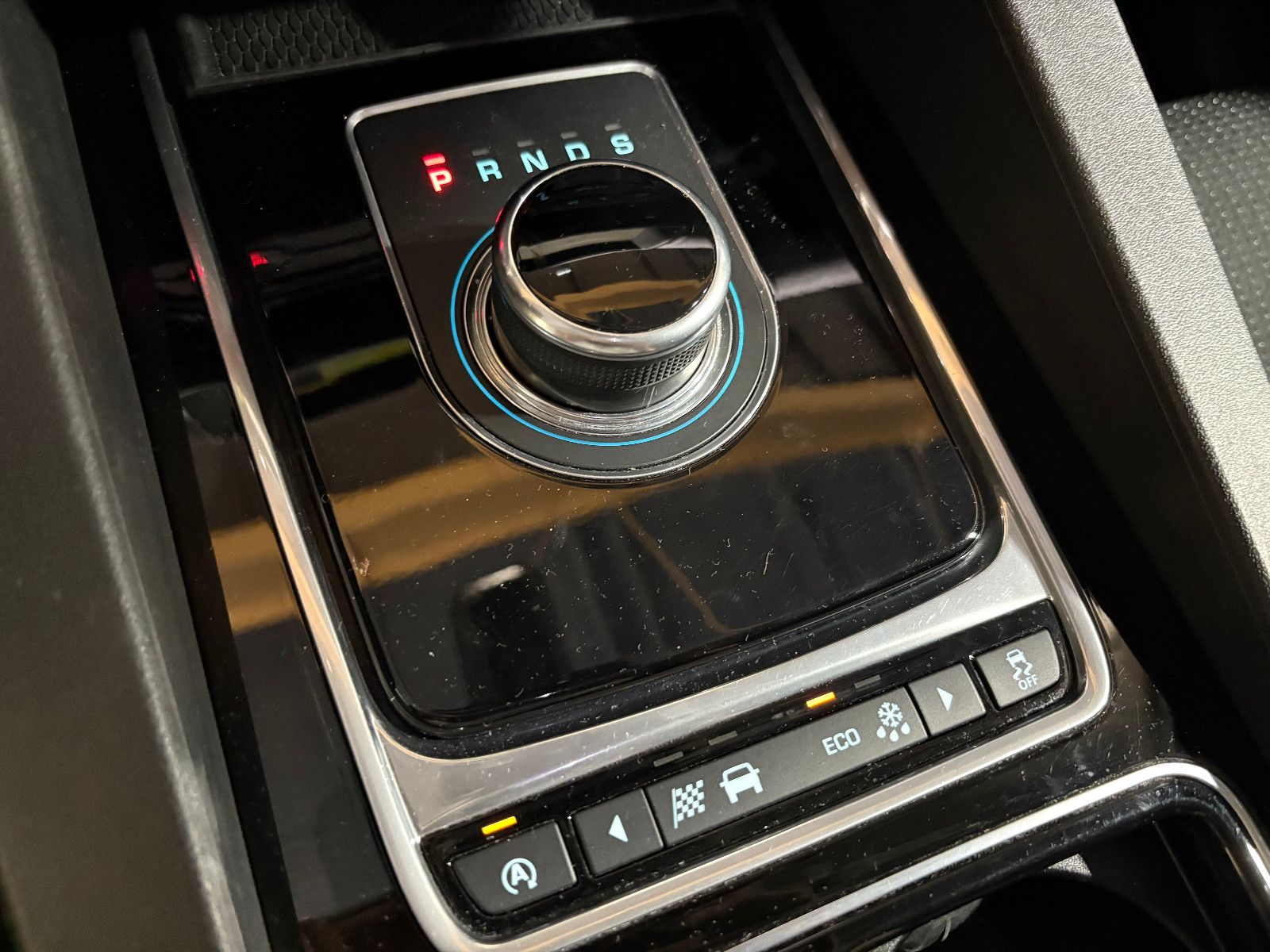 Fahrzeugabbildung Jaguar F-PACE Pure AWD/HEAD-UP/NAVI/PDC/SOUNDSYSTEM