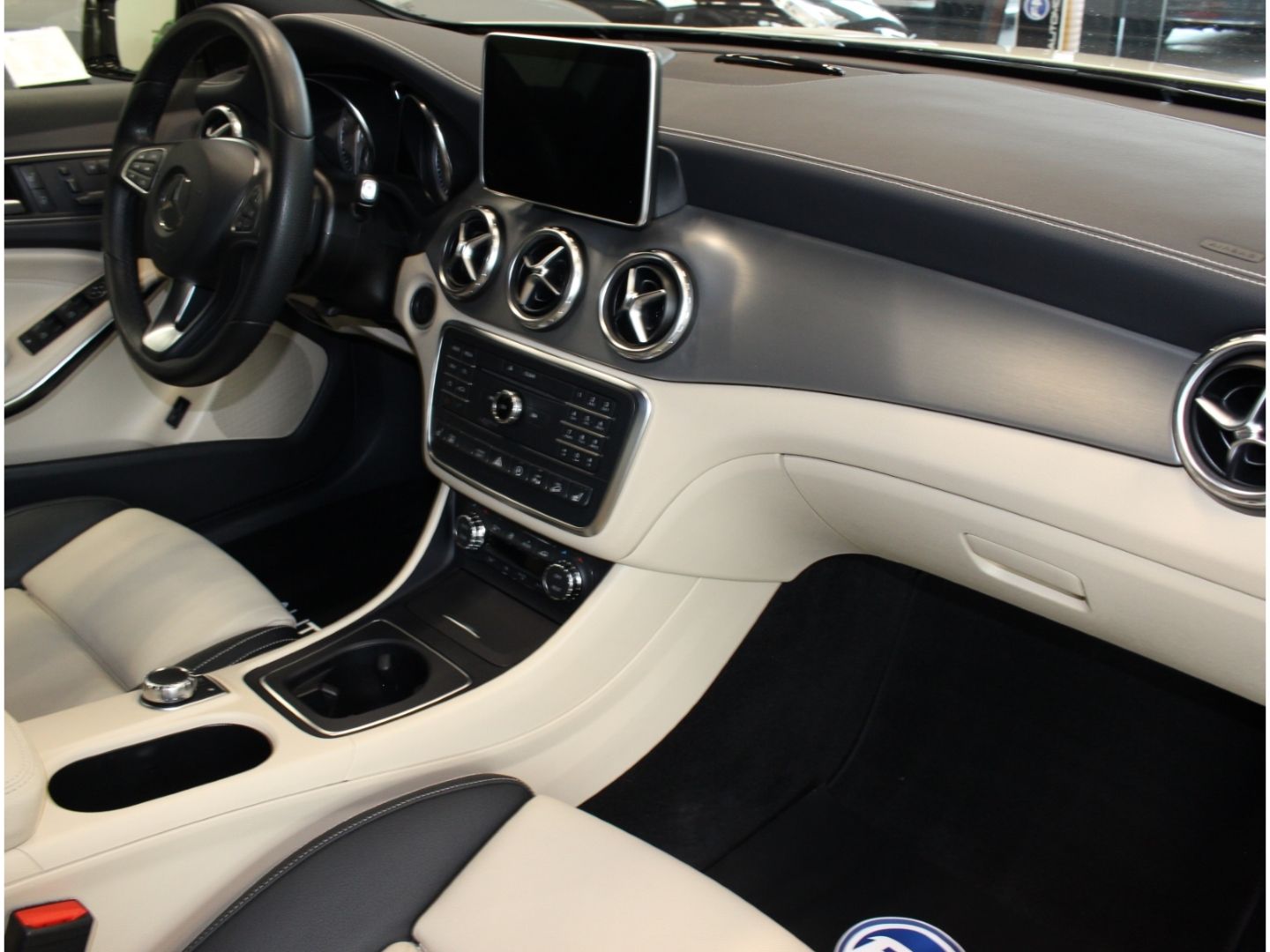 Fahrzeugabbildung Mercedes-Benz GLA 250 - 4Matic*Score*Navi*Pano*Kamera*