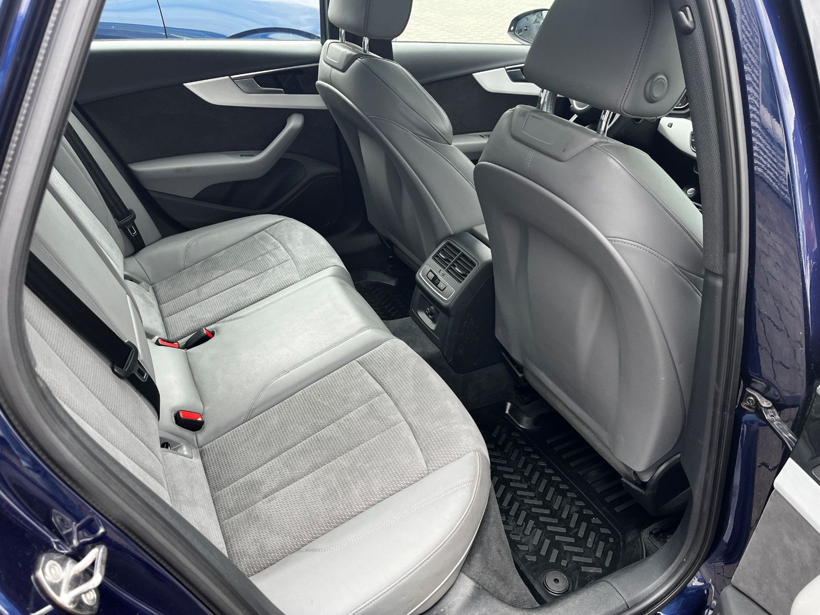 Fahrzeugabbildung Audi A4 Avant 40 TDI S line LED PANO NAVI SHZ KAM AHK