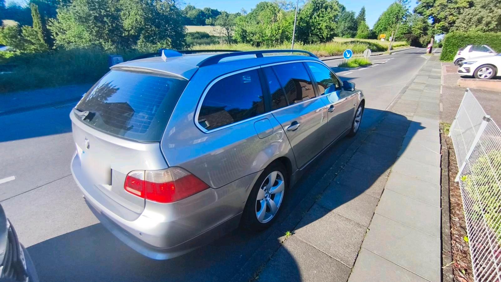 BMW 525 2004 — rear view