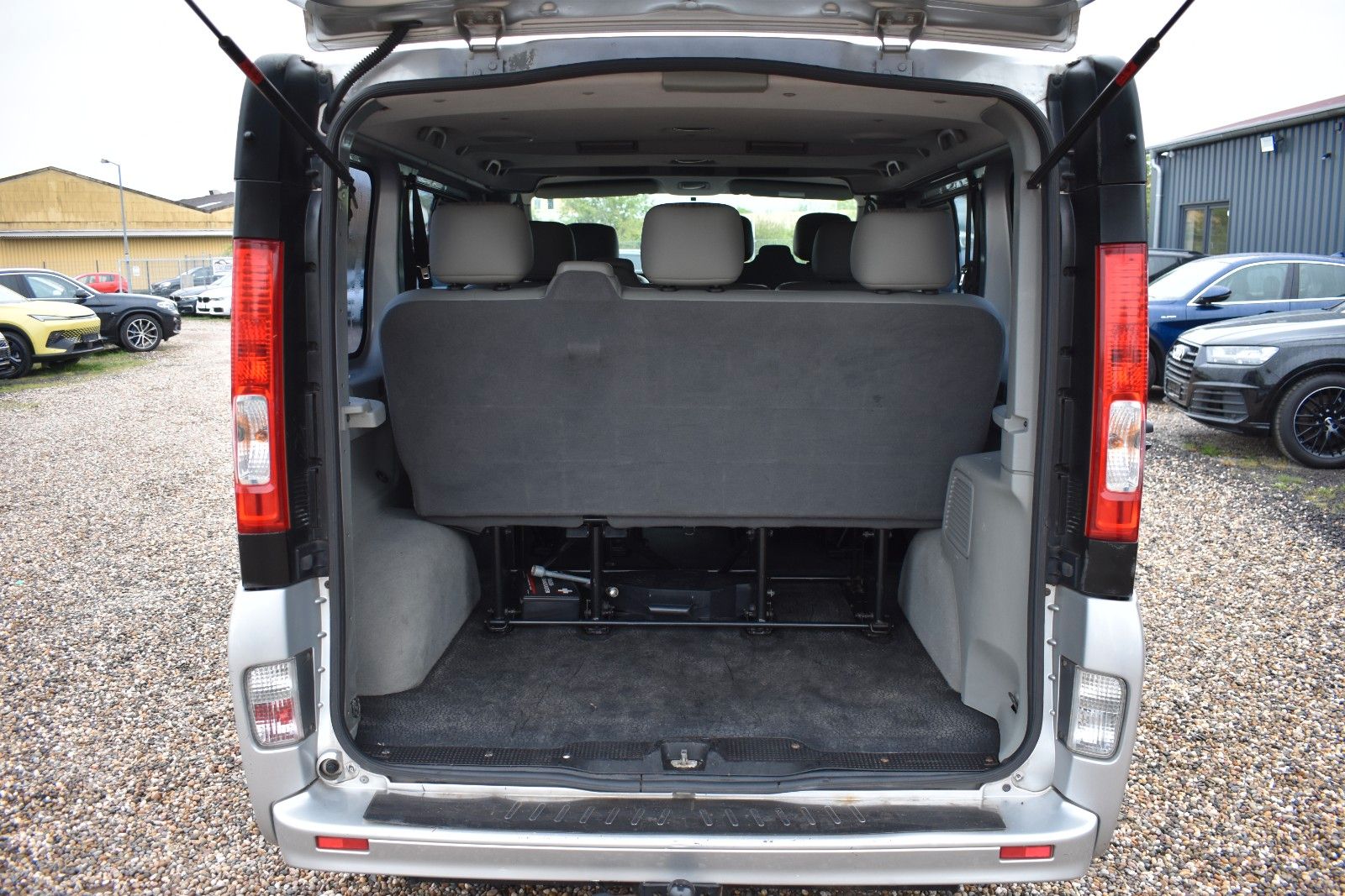 Fahrzeugabbildung Nissan Primastar Kombi L1H1 2.7t 9.Sitzer AHK Klima