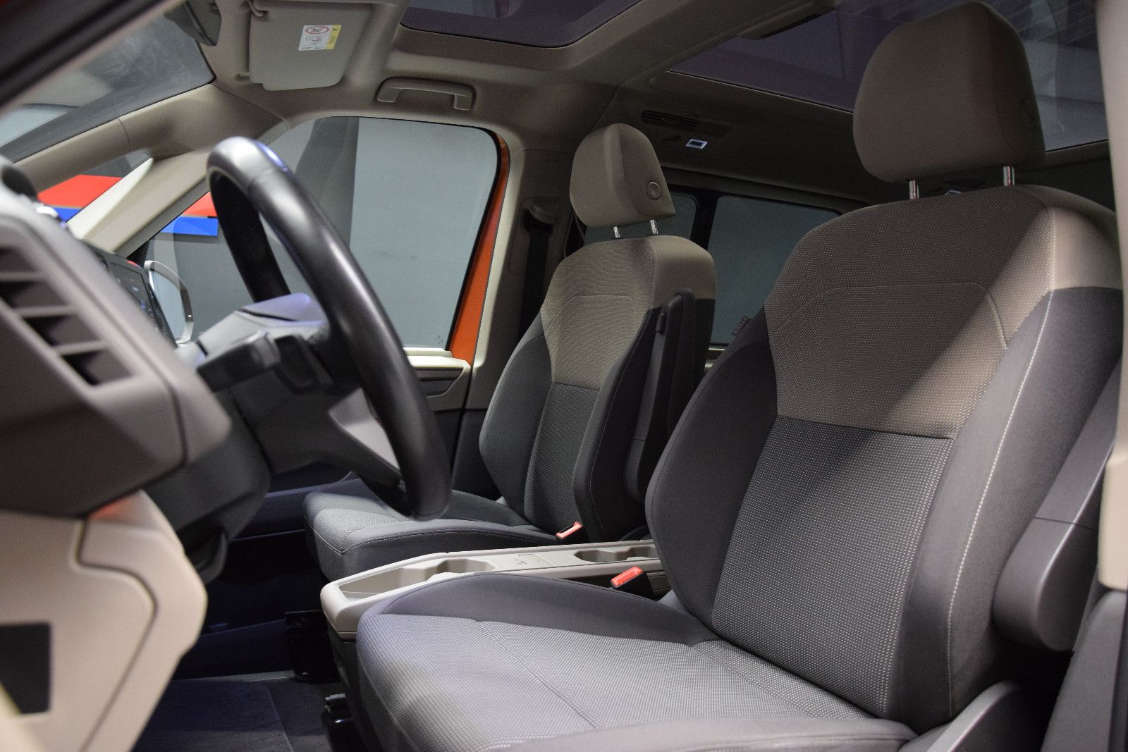 Fahrzeugabbildung Volkswagen T7 Multivan Edition lang Pano ACC vis-a-vis AHK