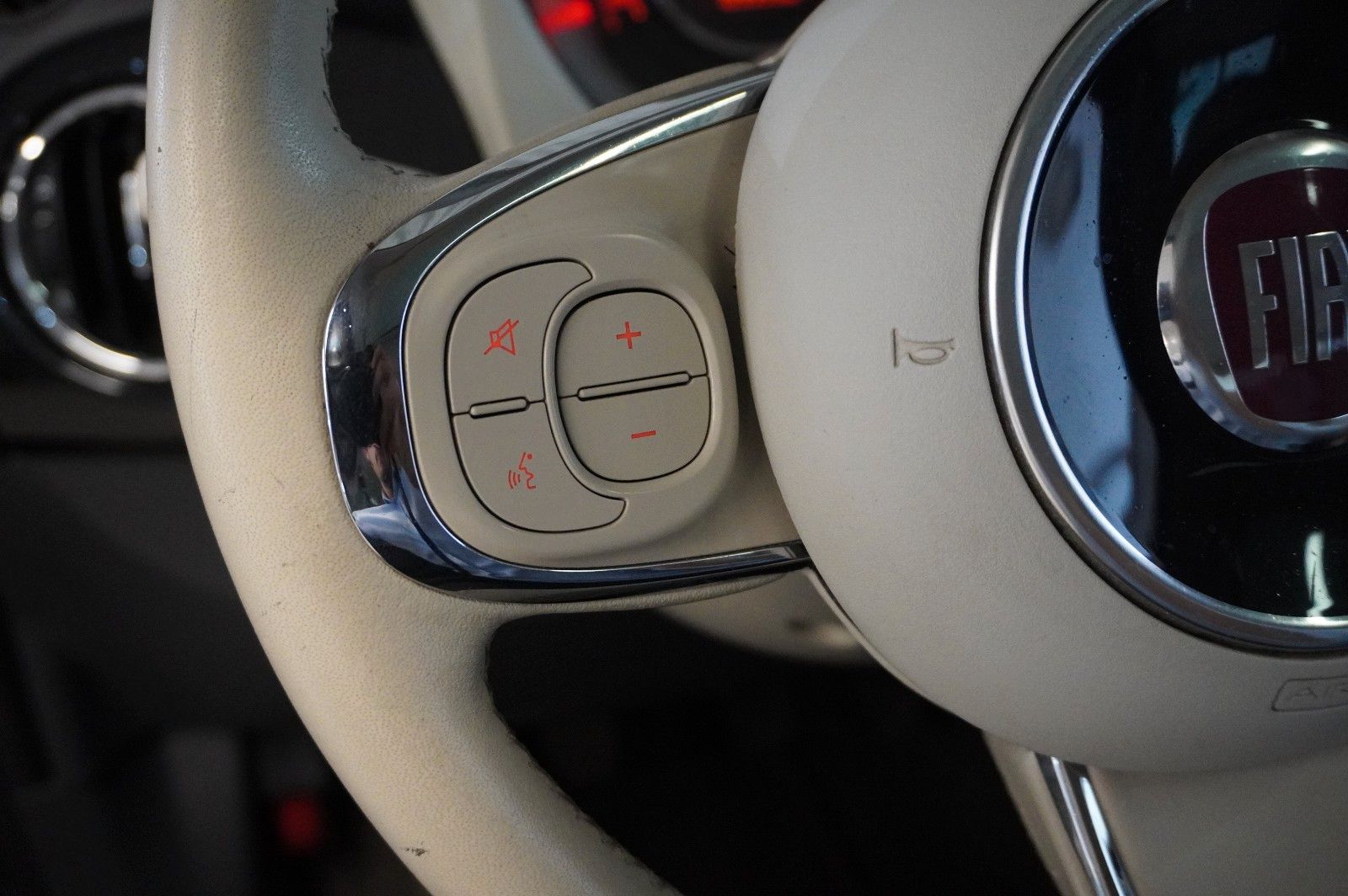 Fahrzeugabbildung Fiat 500 1.2 LOUNGE LED/PANO./USB/NEBEL/TOUCH/PDC