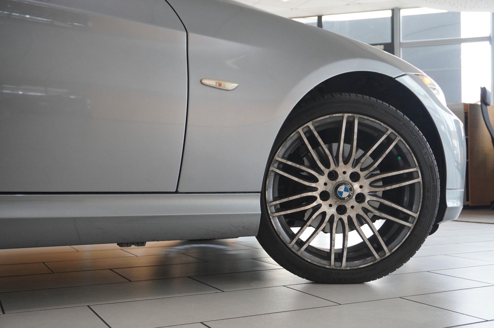Fahrzeugabbildung BMW 320i TOURING NAVI/BI-XENON/SHZ/PDC/PANO./SH/TEMP