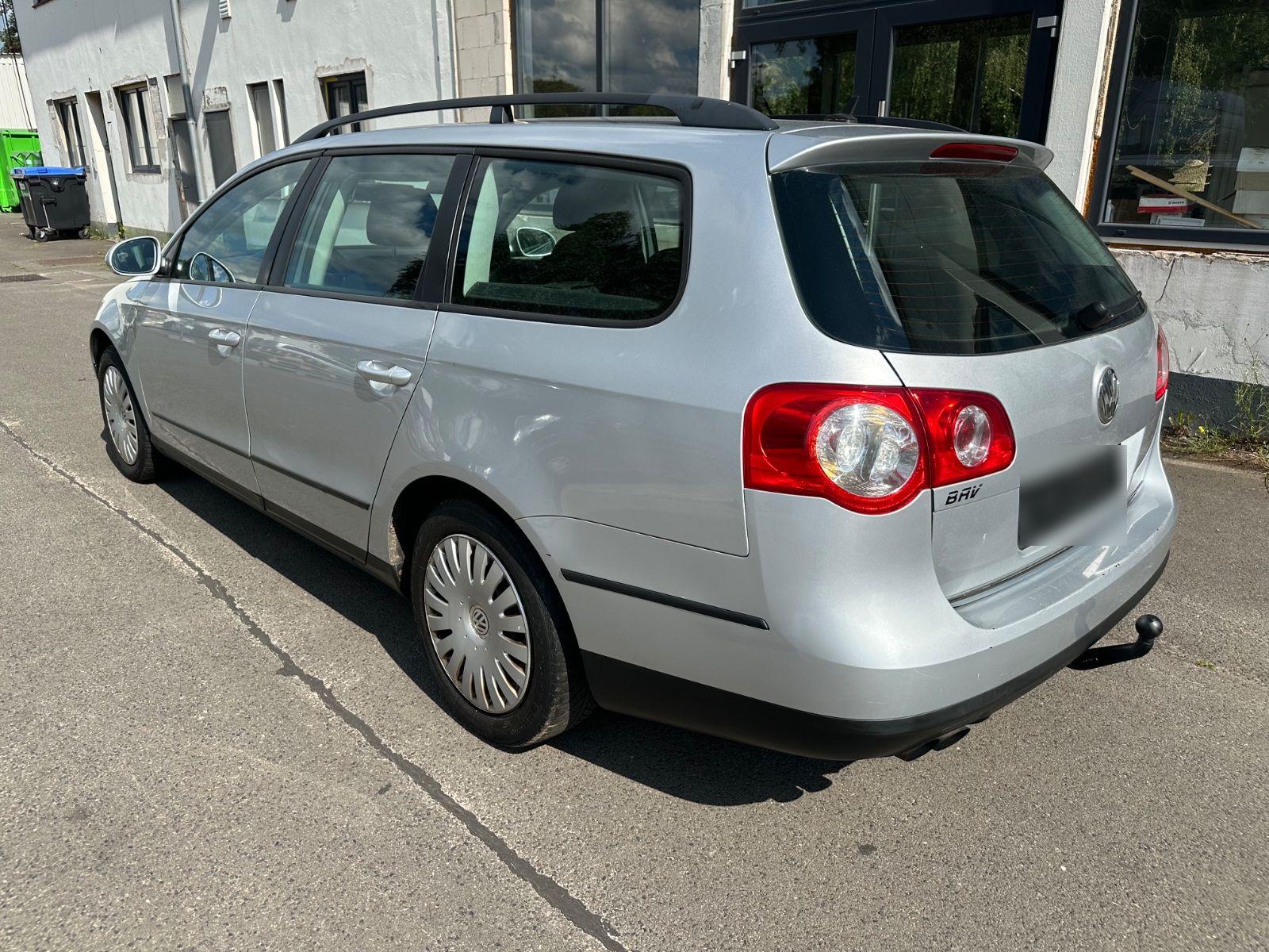 Volkswagen Passat 2009 — rear view