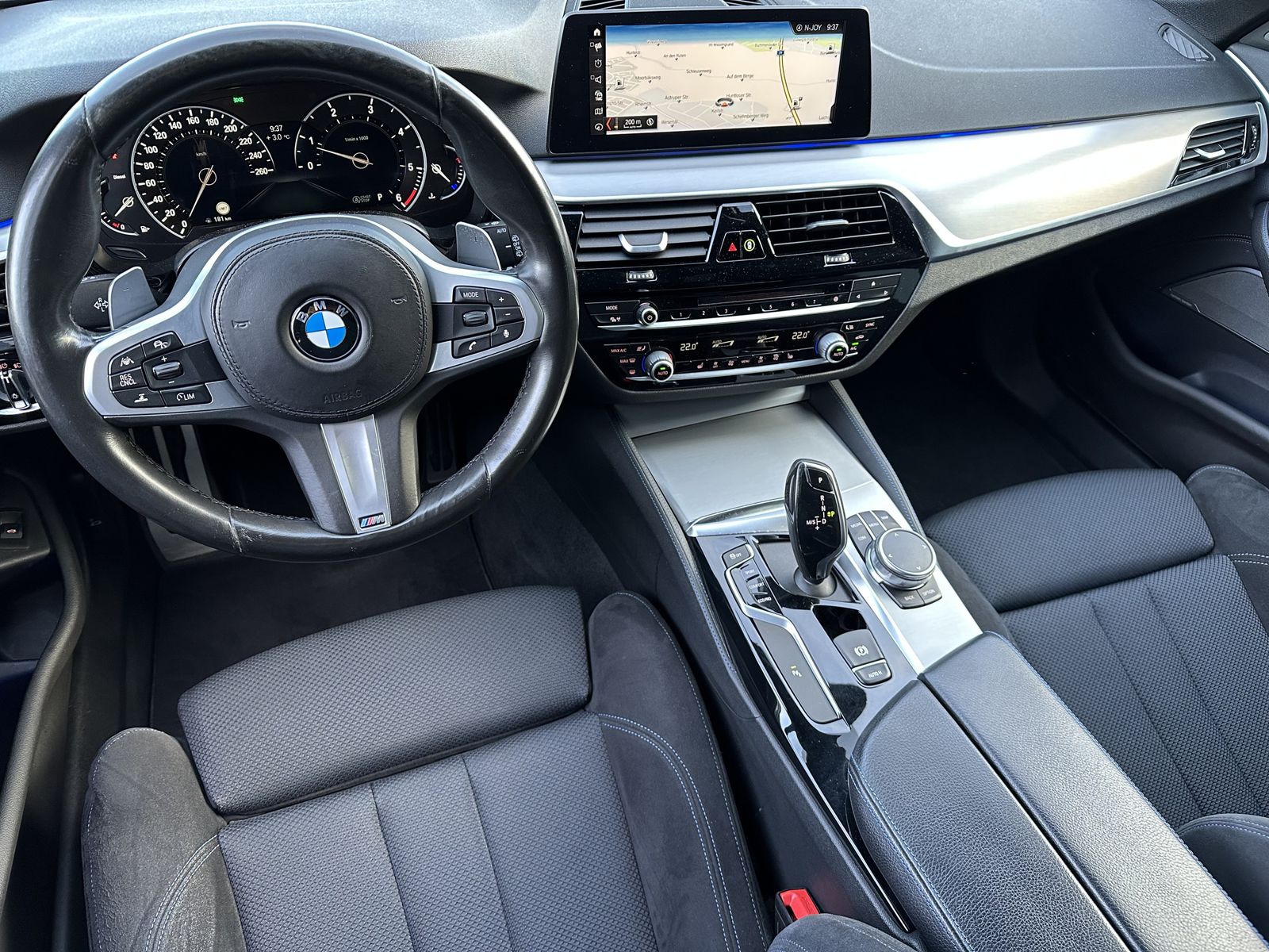 Fahrzeugabbildung BMW 520d Touring xDrive M-Sport NAV+LED+ACC+H&K+18ZO