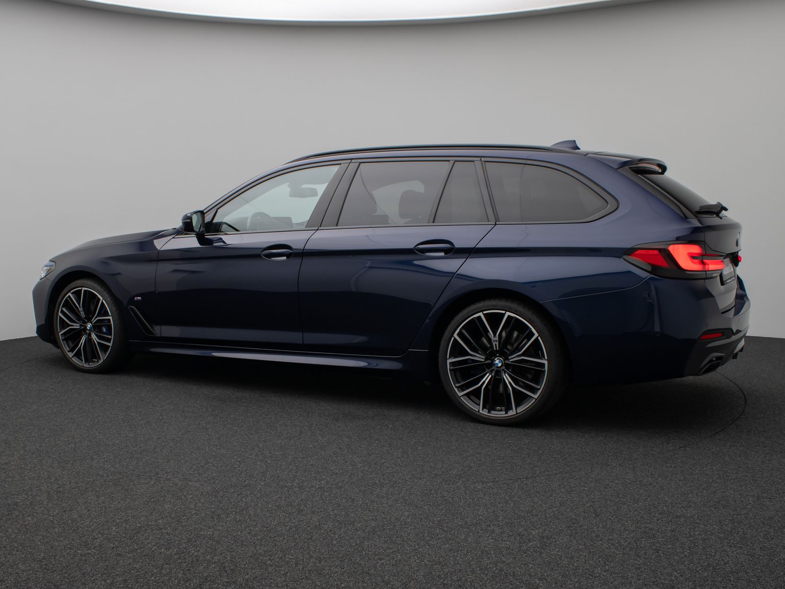 Fahrzeugabbildung BMW 540d xD M Sport Panoram Kamer HUD H/K TV Massage