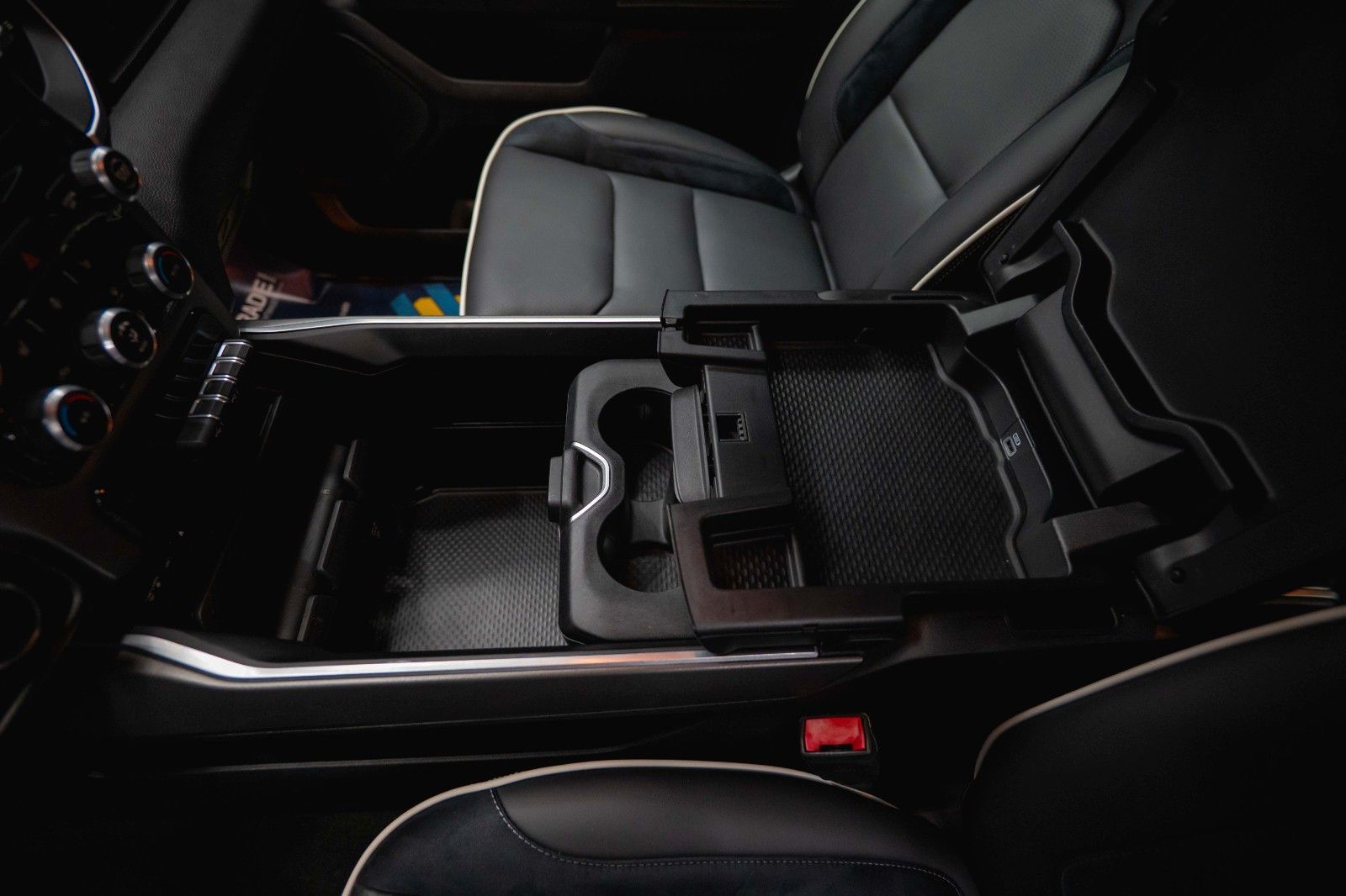 Fahrzeugabbildung Dodge RAM 5.7 V8 HEMI 4x4 OFFROAD Night-Paket *LED*19%