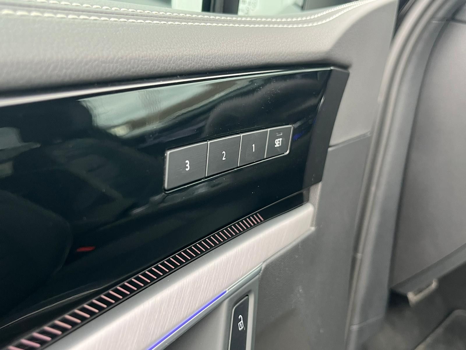 Fahrzeugabbildung Volkswagen Touareg 3.0TDI 4M R-Line VOLL Black 22" UPE 114T