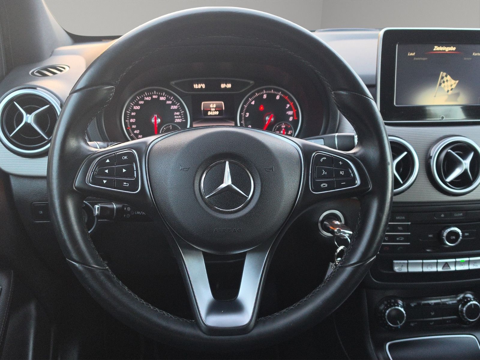 Fahrzeugabbildung Mercedes-Benz B 180 AUTOMATIK KAMERA TEMPOMAT SITZHEIZUNG NAVI