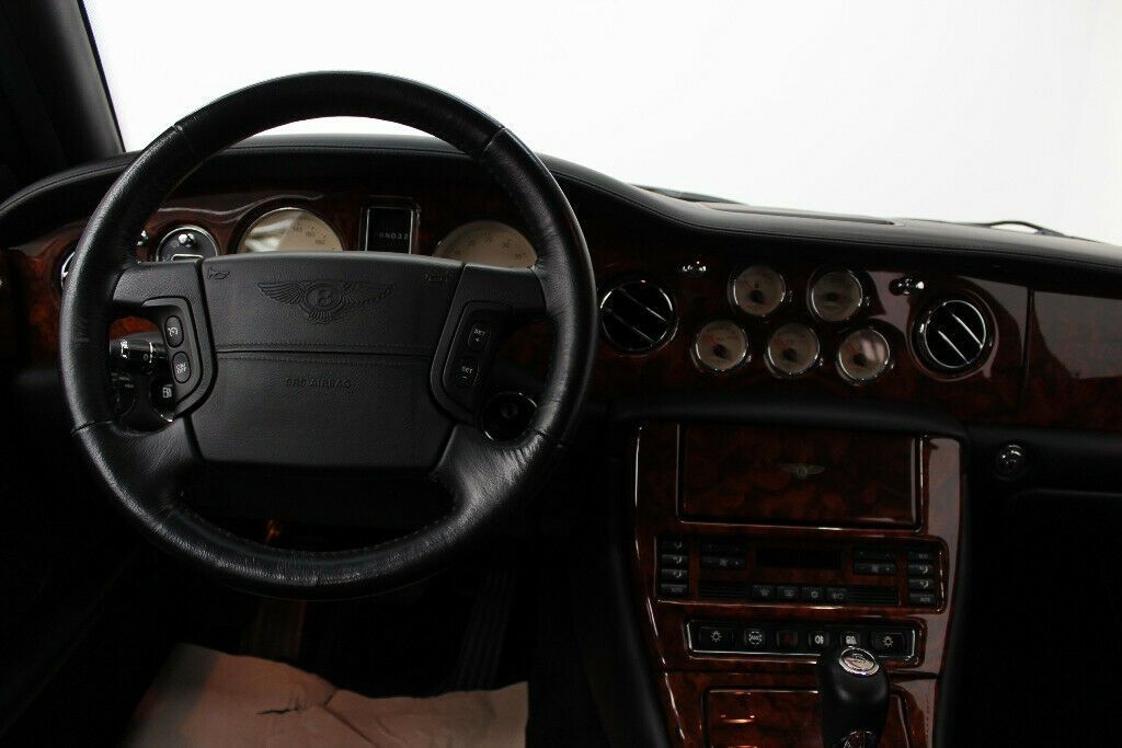 Fahrzeugabbildung Bentley Arnage Long Wheel Base/TABLES/WALNUT/PDC