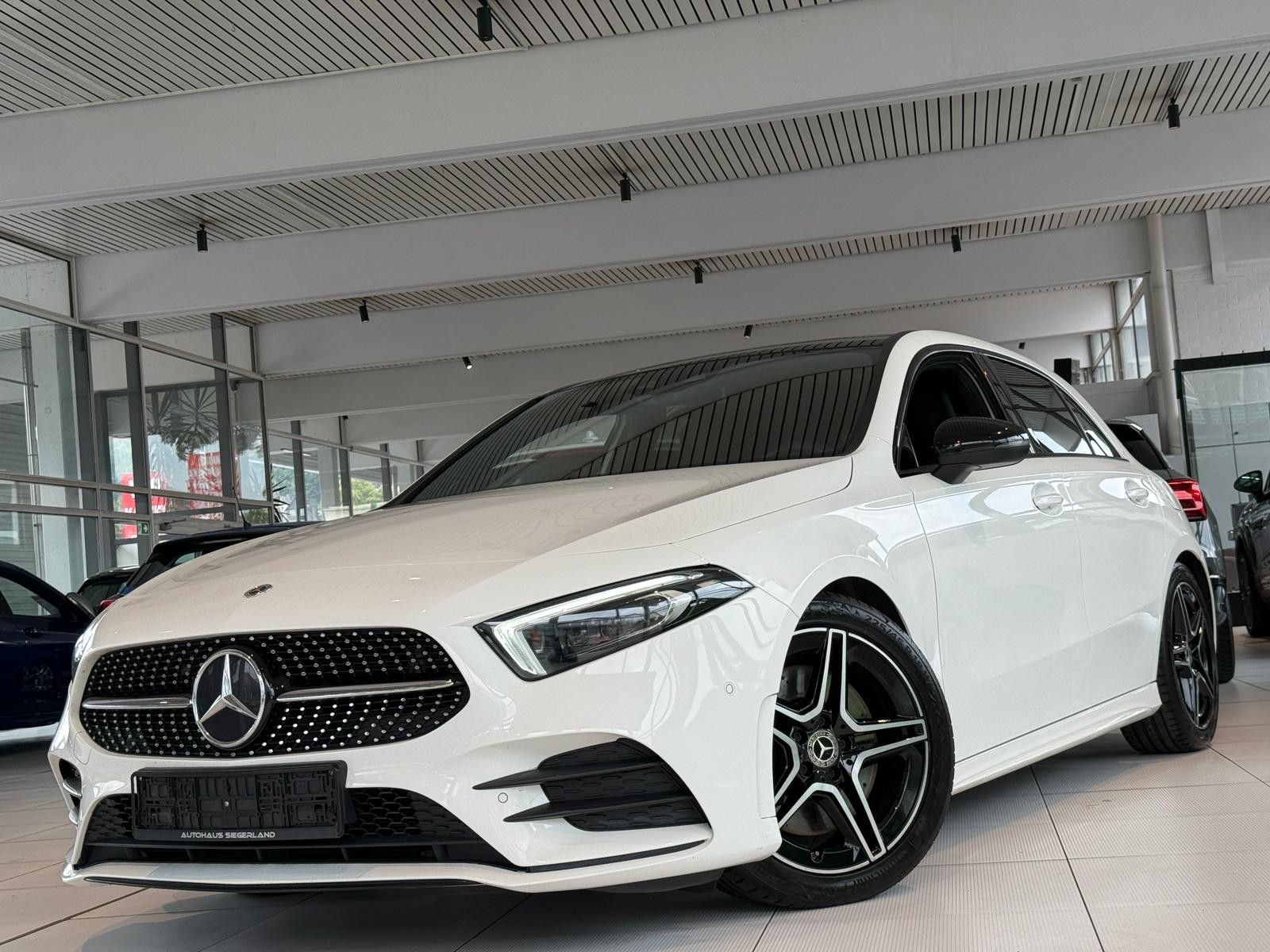 MERCEDES-BENZ A 250 AMG Line/Pano/Ambiente/19-Zoll/Navi