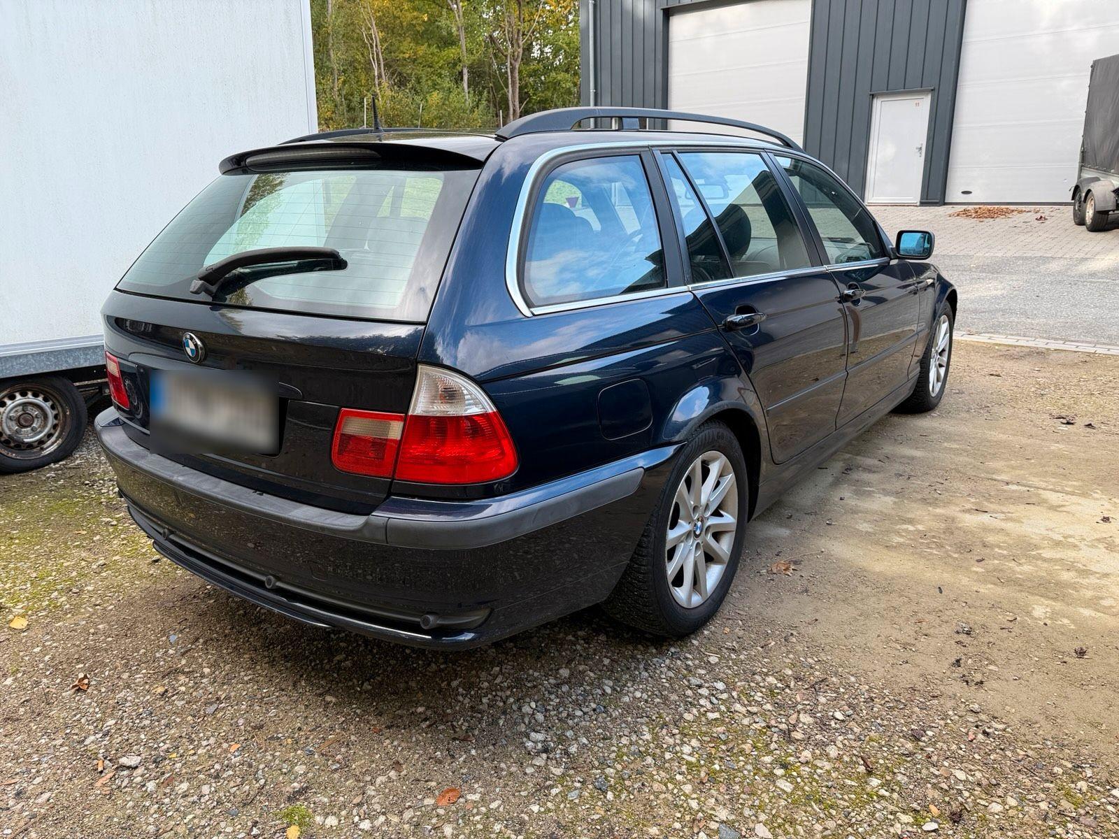 BMW 320 2004 — interior
