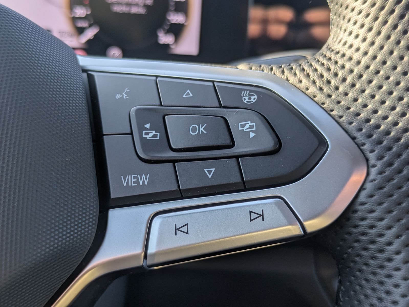 Fahrzeugabbildung Volkswagen Tiguan 2.0 TDI 4M R-Line BLACK*PAN*HK*AHK*MATRIX