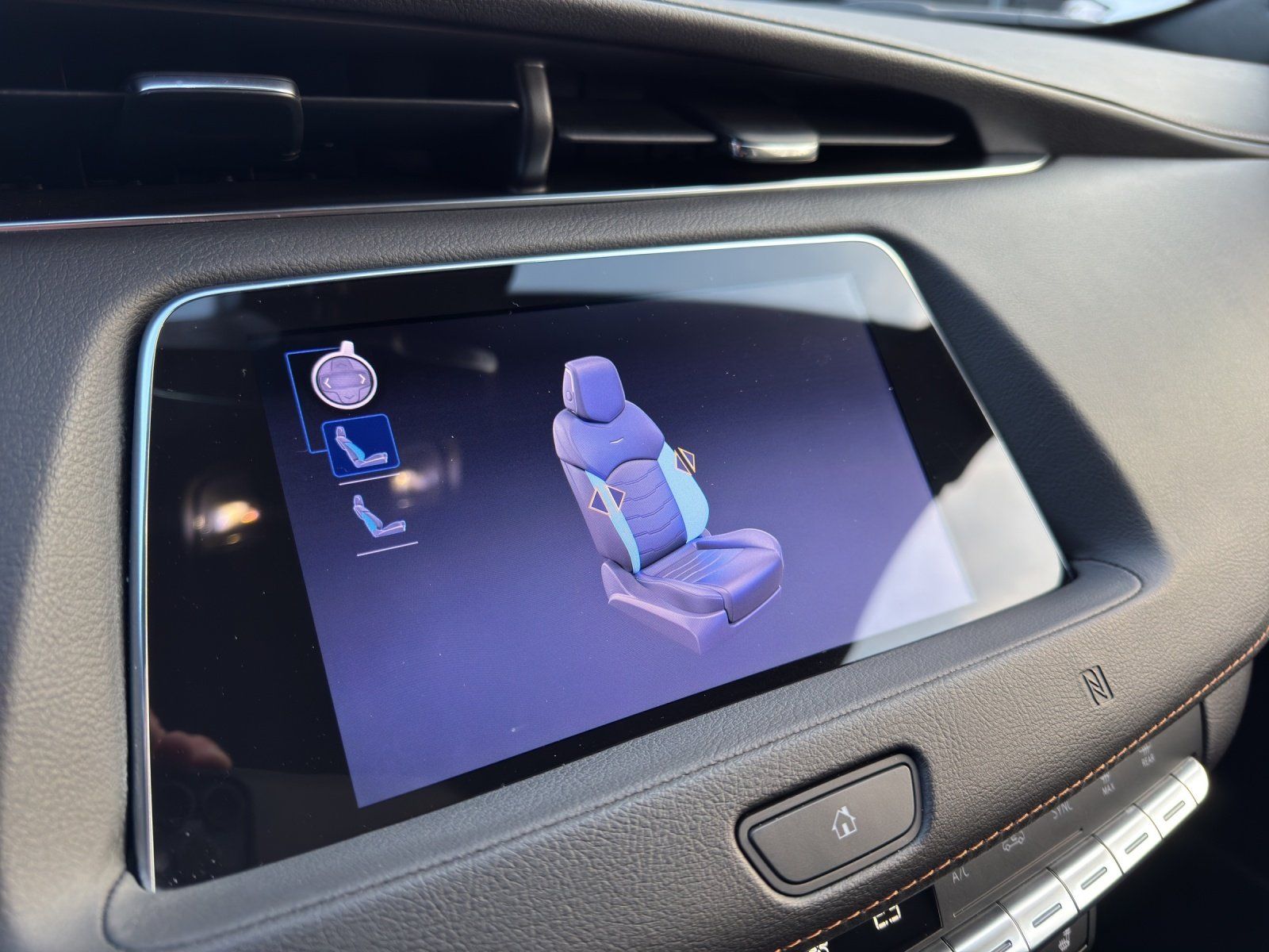 Fahrzeugabbildung Cadillac XT4 Sport 350D AWD SHZ/HUD/NAVI/LED/DT. FZG/SCHE