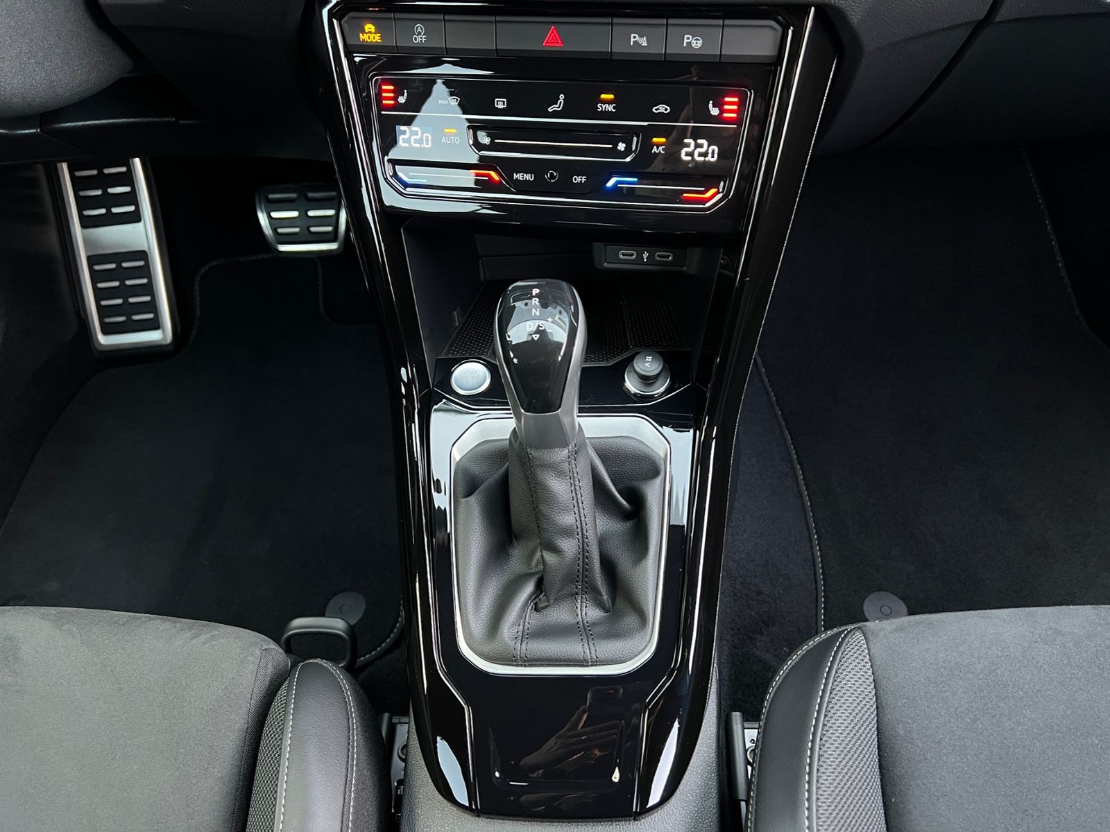 Fahrzeugabbildung Volkswagen T-Roc R-Line 1.5 TSI DSG *AHK,LED,BlackStyle,PDC