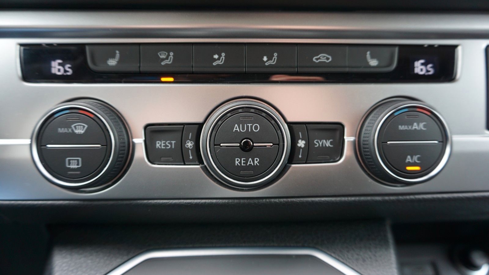 Fahrzeugabbildung Volkswagen T6 Multivan 2.0L TDI DSG Kamera Navi AHK 7 Sitze