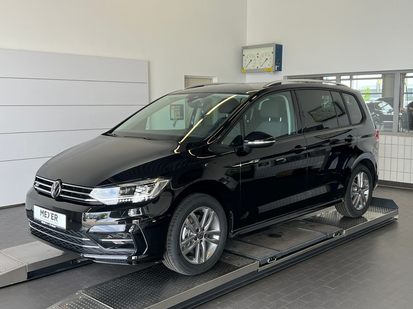 Fahrzeugabbildung Volkswagen Touran Comfortline 1.5 TSI DSG *LED, AHK, 7-Sitz