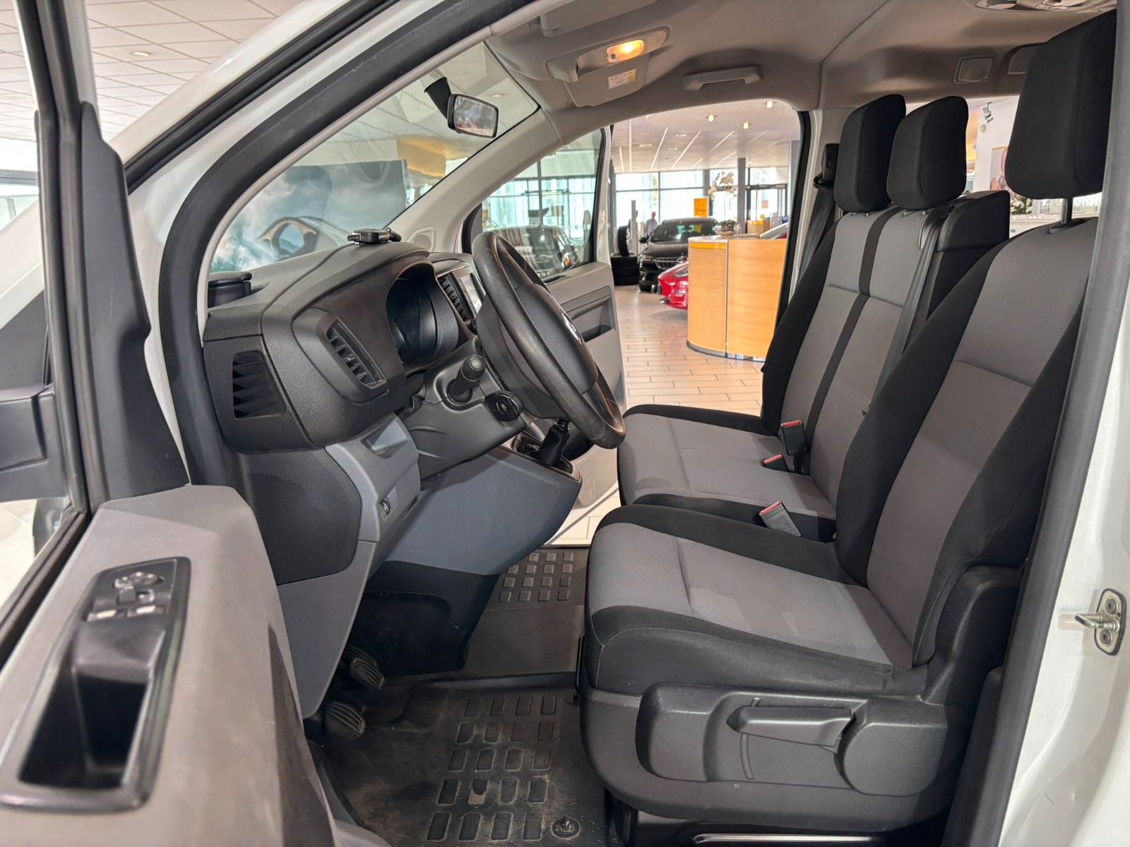 Fahrzeugabbildung Opel Vivaro Kombi M 1.5D 6-SITZER/AHK/PDC/SOLARPROTEC