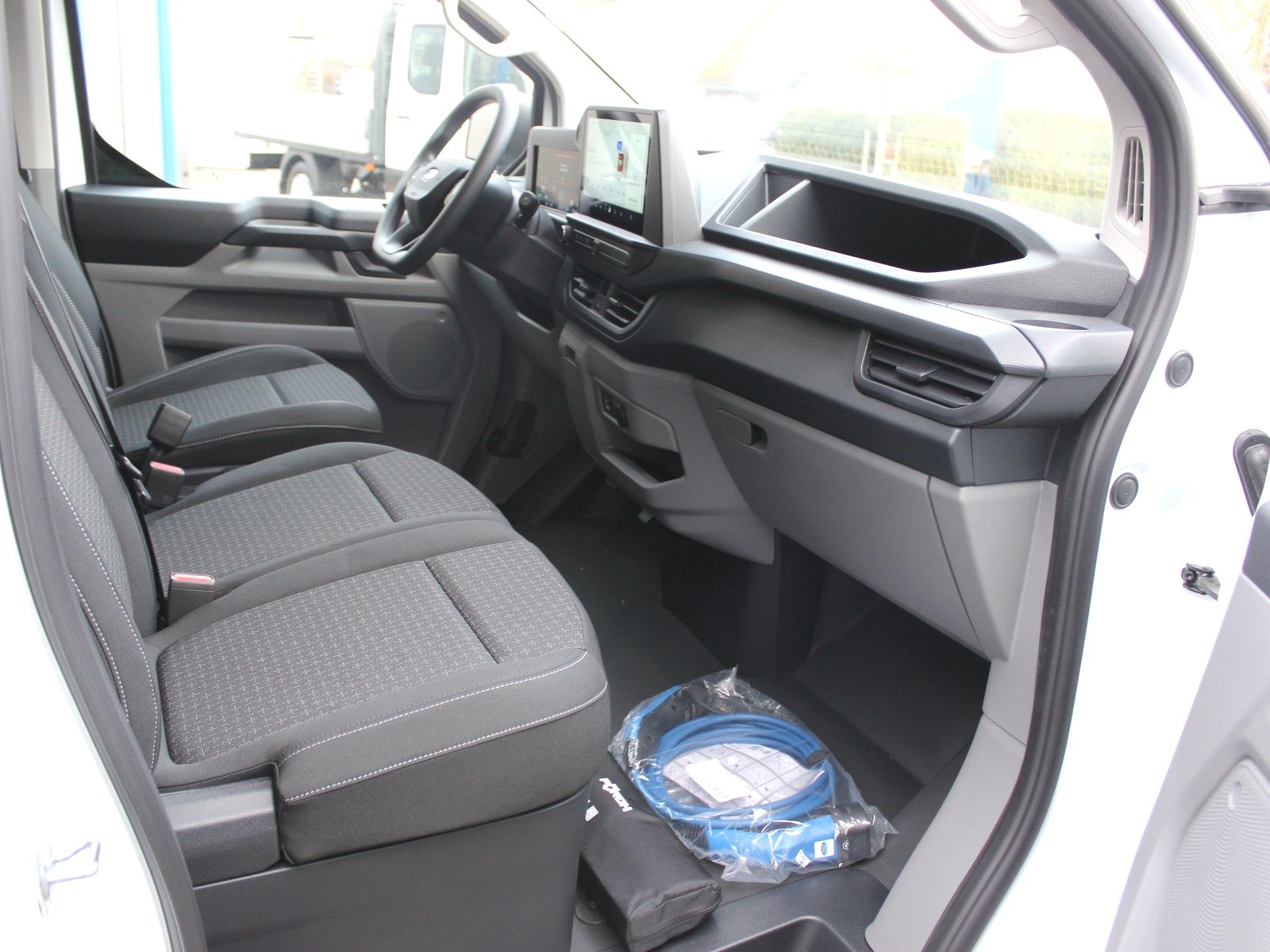 Fahrzeugabbildung Ford Transit Custom 320 L1 Trend FWD Plug-in Hybrid