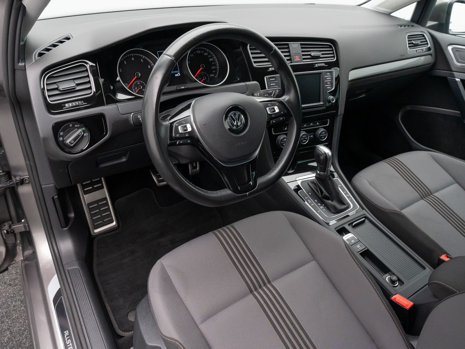 Fahrzeugabbildung Volkswagen Golf Allstar BMT Kamera BiXenon Touch Sport 18LM