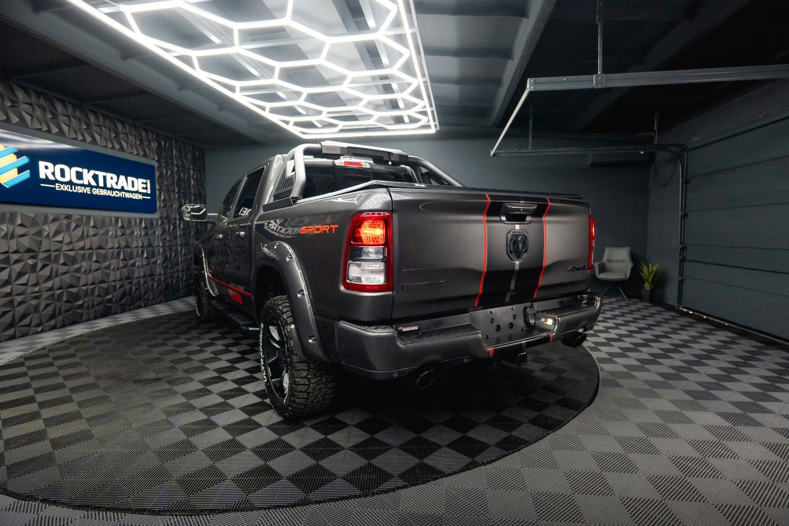 Fahrzeugabbildung Dodge RAM 5.7 V8 HEMI 4x4 OFFROAD Night-Edition *Pano*