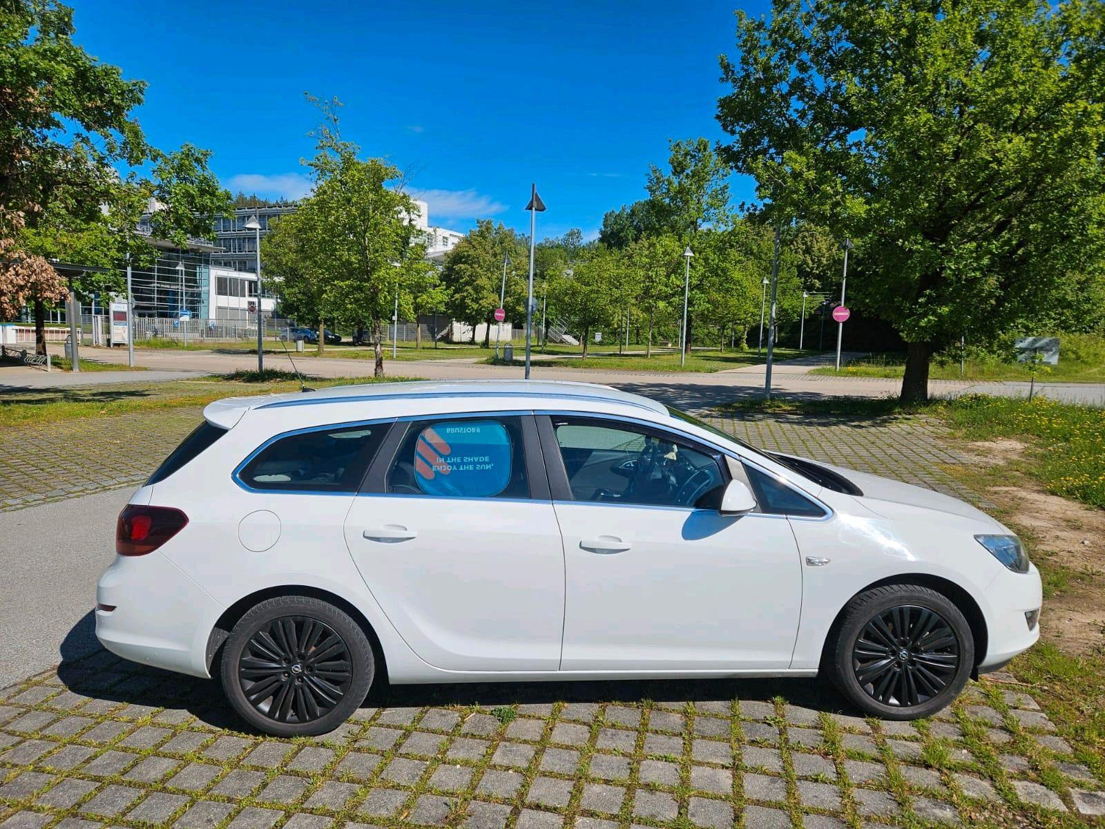 Opel Astra 2012 — interior