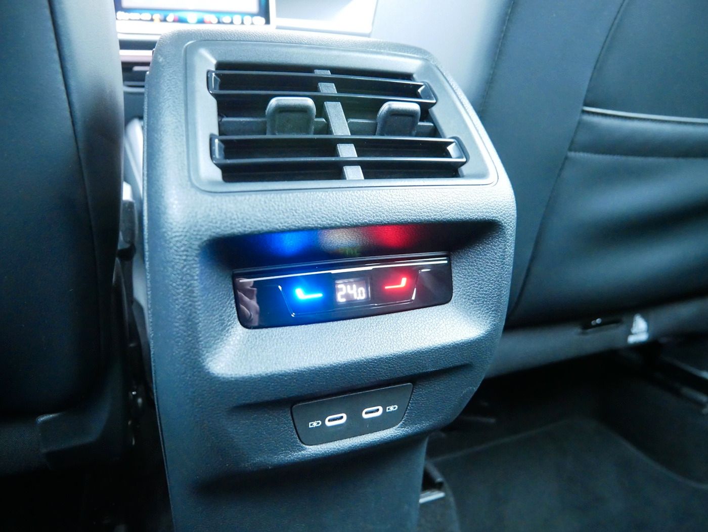 Fahrzeugabbildung Volkswagen Tayron 1.5 Life NEU55T 7-Sitzer Matrix AHK Kamer