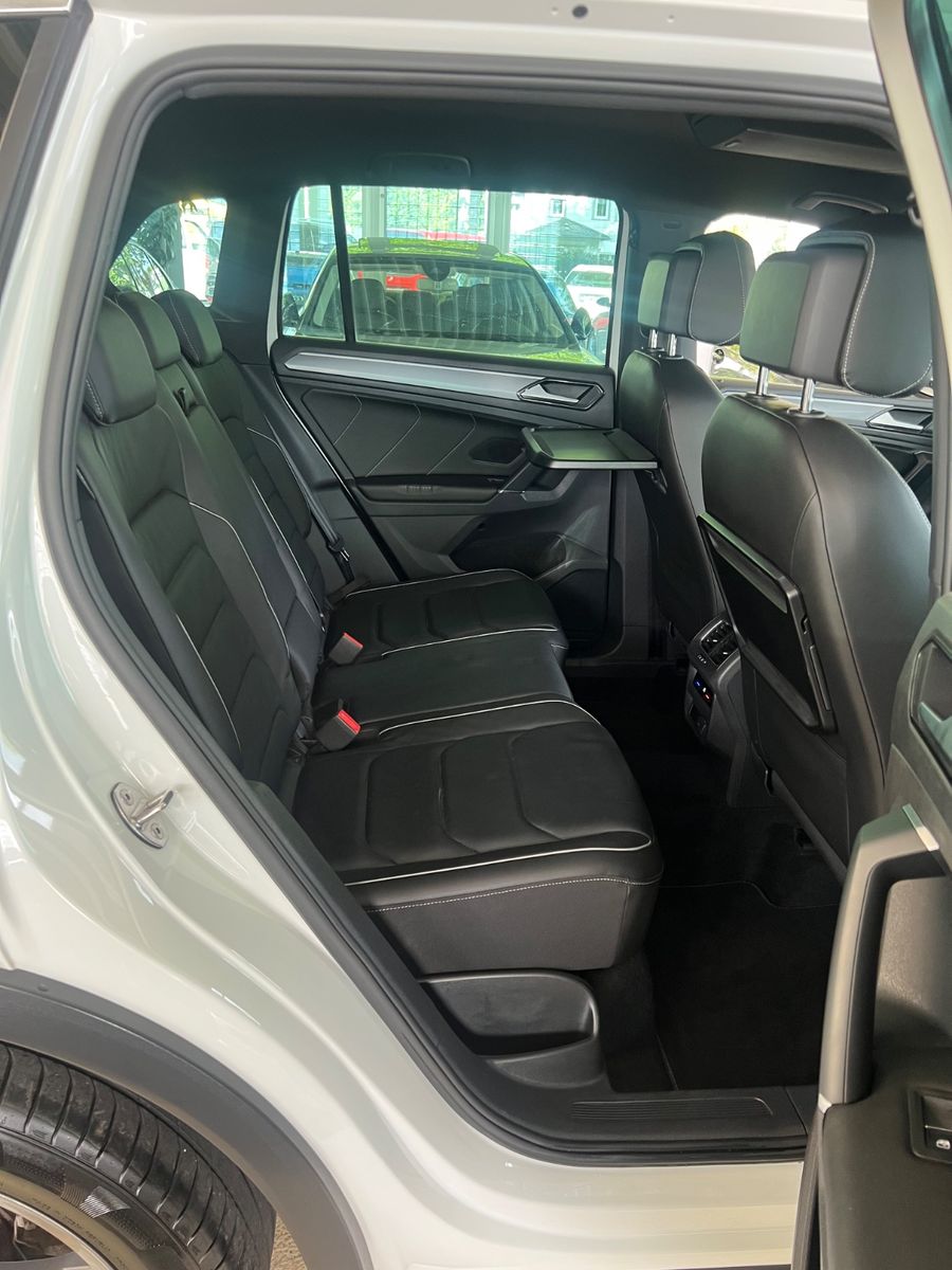 Fahrzeugabbildung Volkswagen Tiguan Highline 4Motion R line *HEAD-UP*MEMORY*