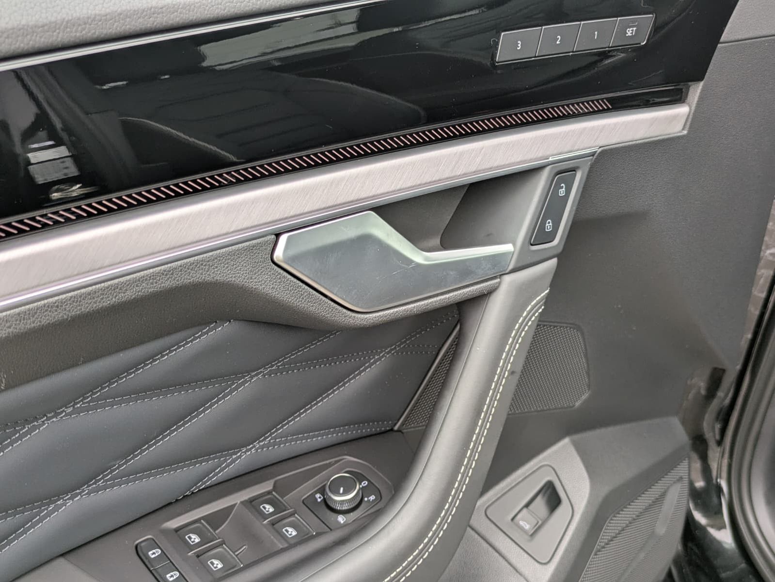 Fahrzeugabbildung Volkswagen Touareg 3.0TDI 4M R-Line VOLL Black 22" UPE 114T