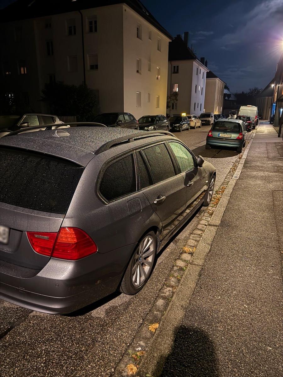 BMW 318 2008 — rear view
