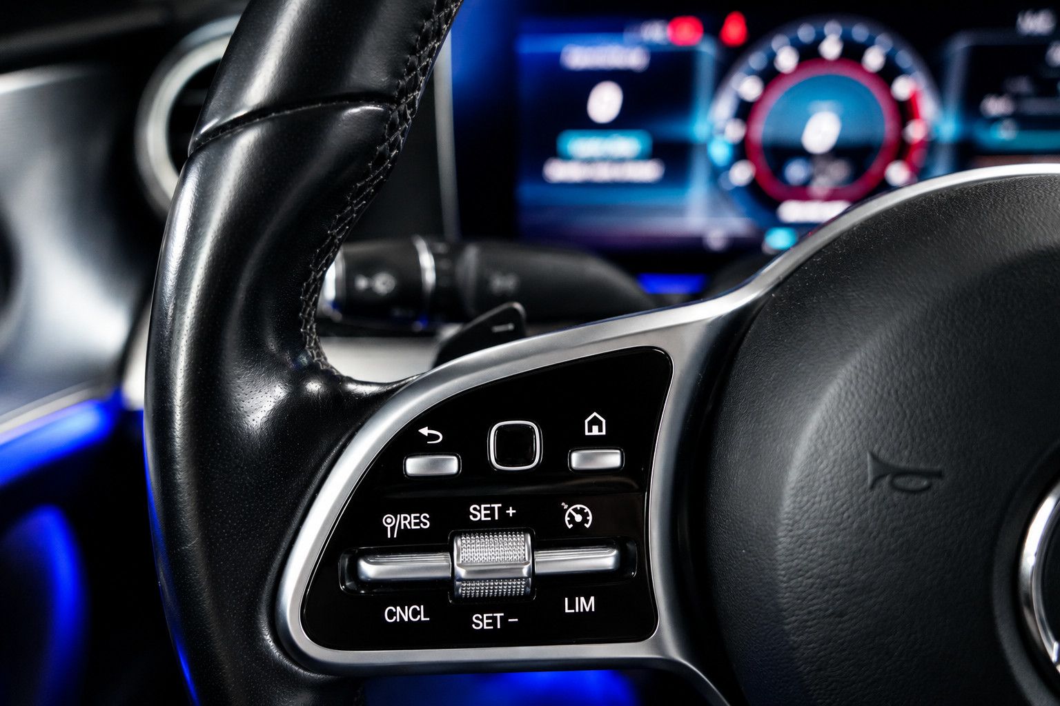 Fahrzeugabbildung Mercedes-Benz E 220 E 220 d Avantgarde *Pano*Ambiente*Widescre