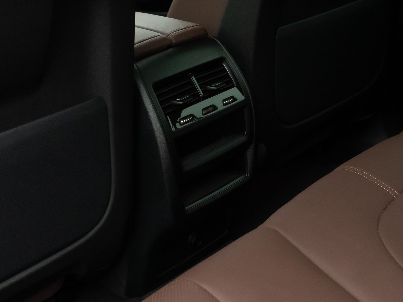 Fahrzeugabbildung BMW X5 xD30d M Sport Kamera HUD DAB HiFi AHK Alarm