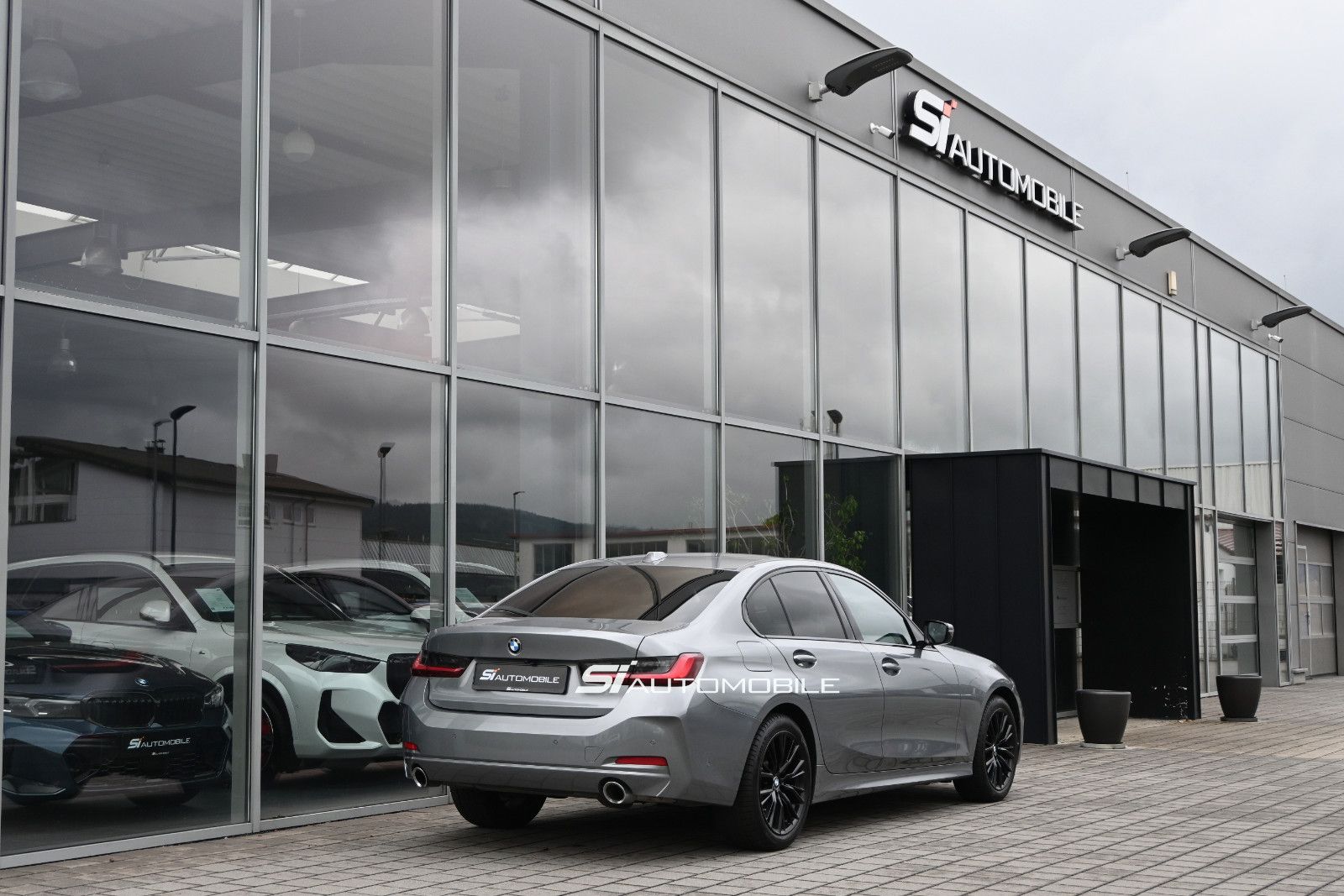 Fahrzeugabbildung BMW 330d xDrive °HEAD-UP°PRIVACY°STANDHEIZUNG°8FACH