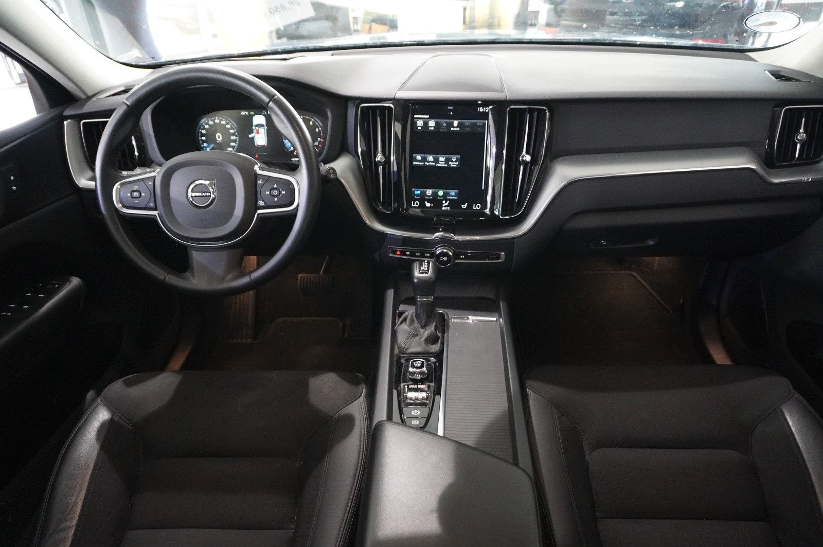 Fahrzeugabbildung Volvo XC 60 T4 MOMENTUM PRO NAVI/LED/VIRTU./SHZ/AHK