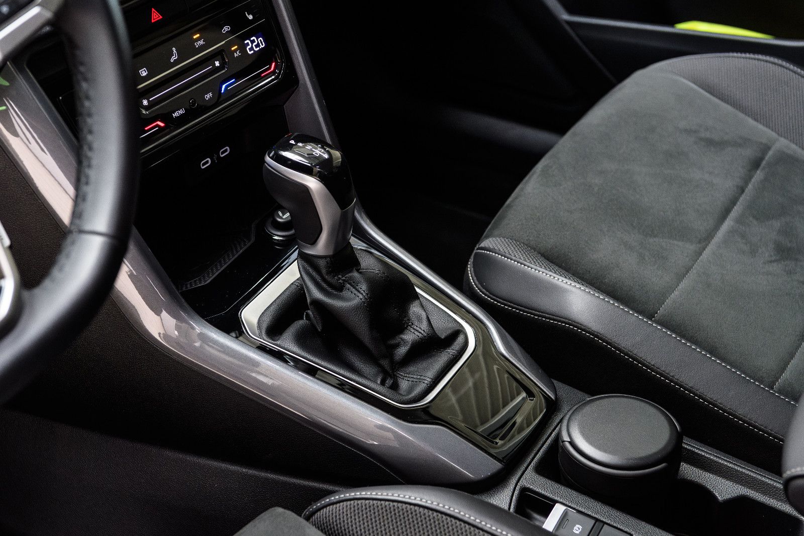 Fahrzeugabbildung Volkswagen T-Roc Style 1.5 TSI DSG LED+AHK+NAVI+ACC+APP+SHZ