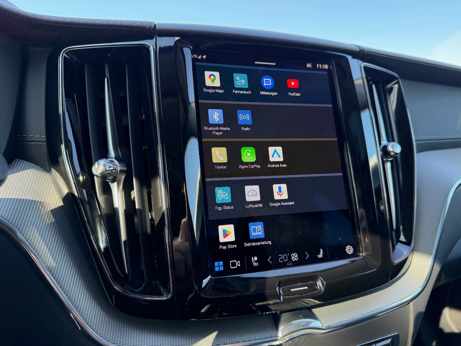 Fahrzeugabbildung Volvo XC60 B5 D Ultimate Dark AWD*STHZG*PANO*360°*ACC