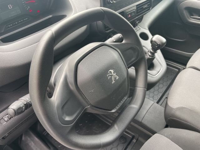 Fahrzeugabbildung Peugeot Partner 1.2 PureTech 110 Premium L1 3-Sitzer, Ei
