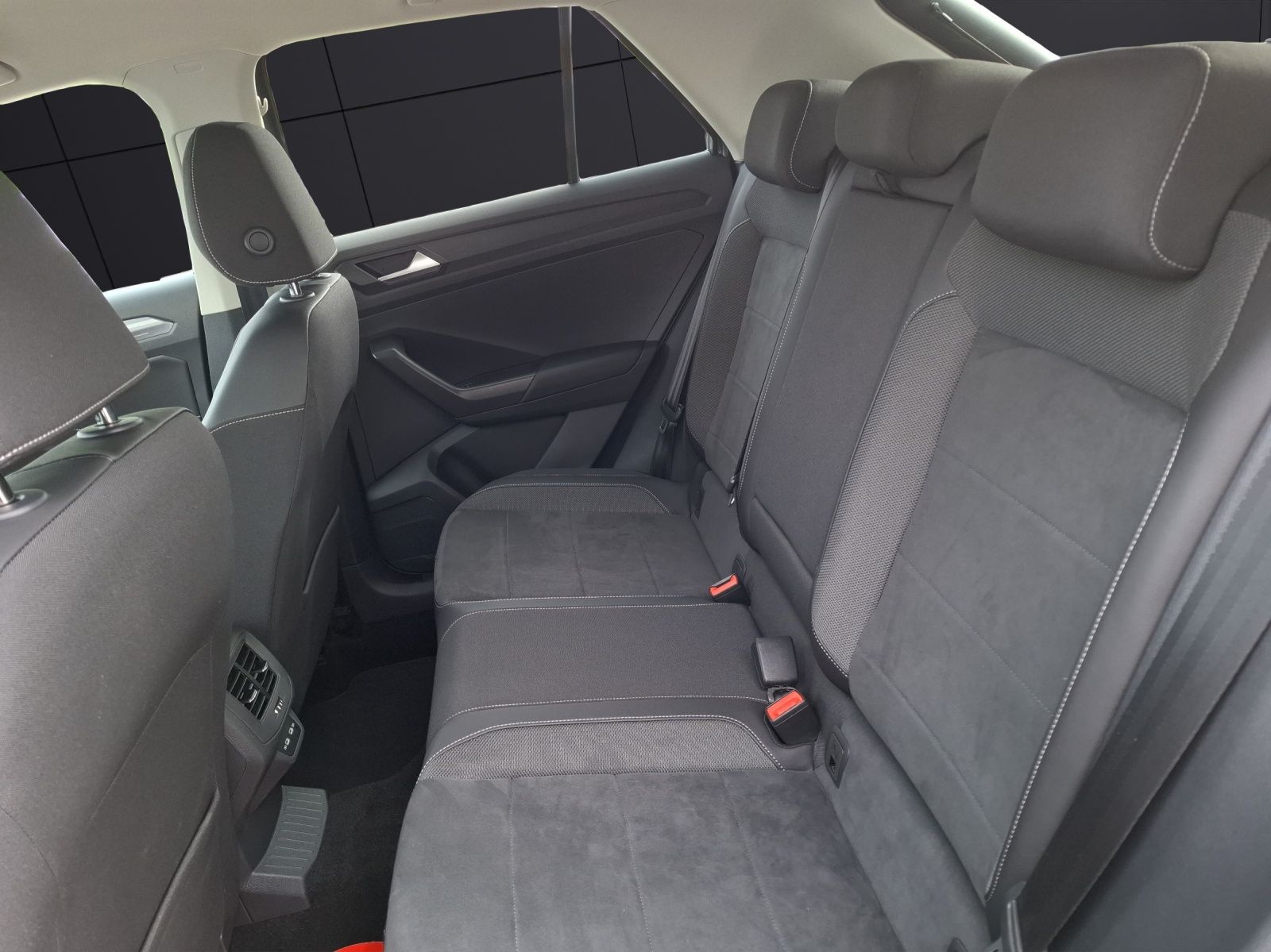 Fahrzeugabbildung Volkswagen T-Roc TSI Style LED AHK Navi AID ACC RFK SH 18"