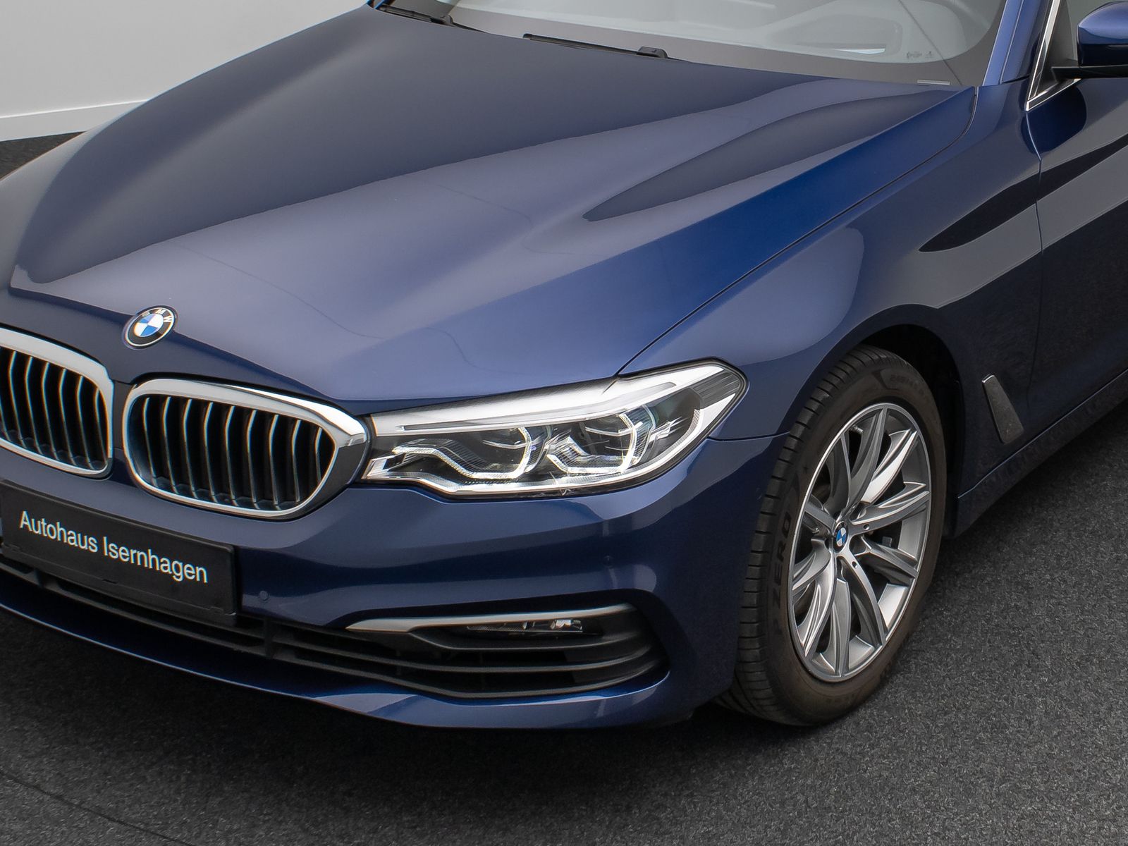 Fahrzeugabbildung BMW 520d xD HUD Kamera HiFi Alarm AHK FernlichtAssis
