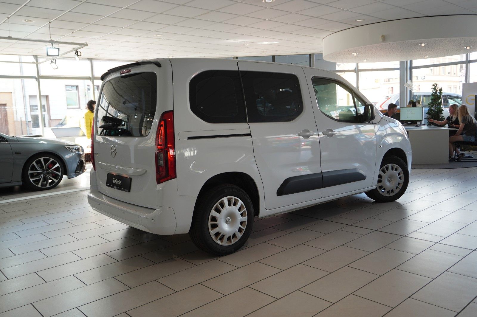 Fahrzeugabbildung Opel Combo-e LIFE EDITION 11KW KLIMA/PDC/TEMP./DAB+