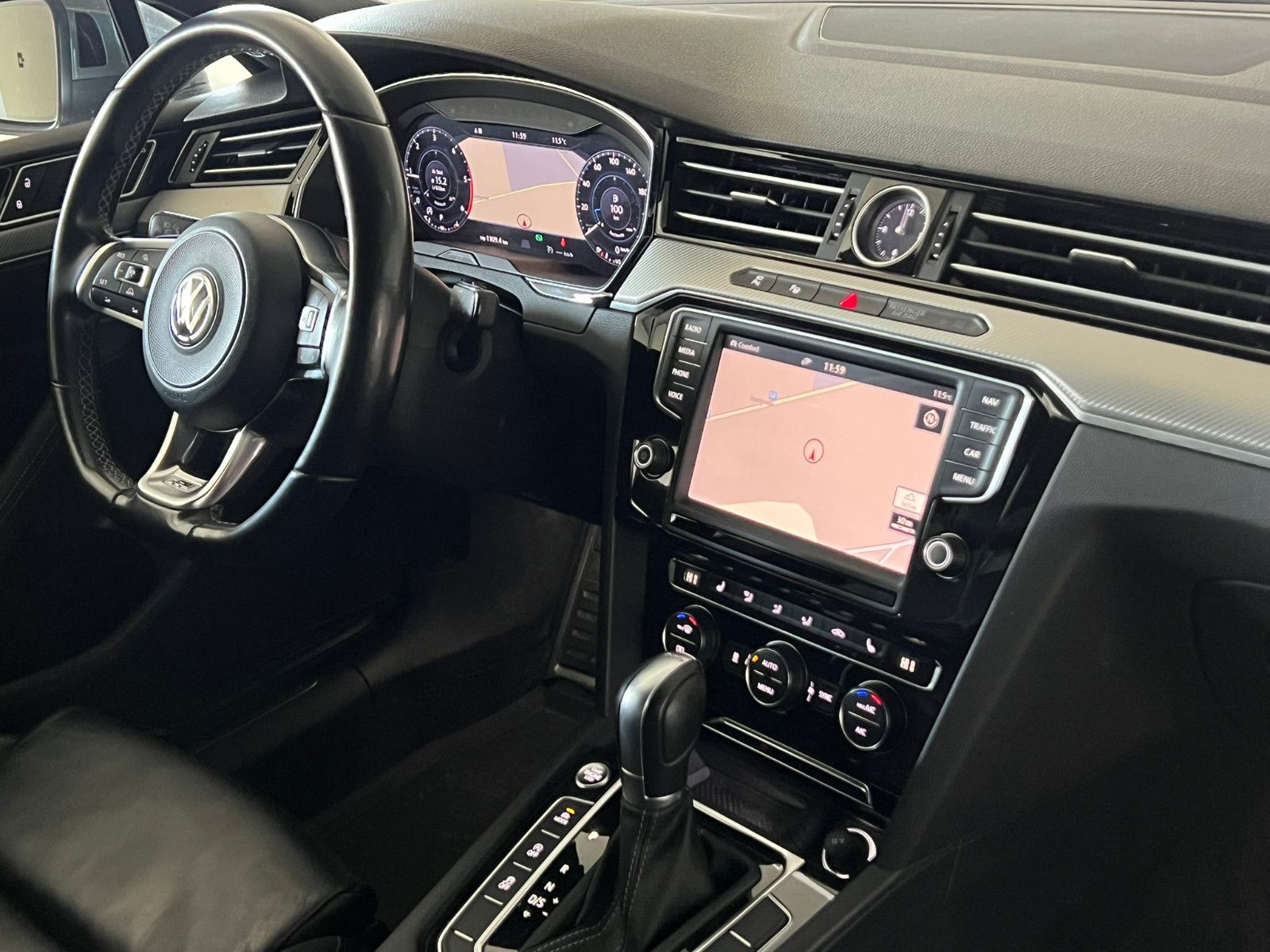 Fahrzeugabbildung Volkswagen Passat Lim. Highline 4Motion R-LINE/ACC/AHK/STHZ