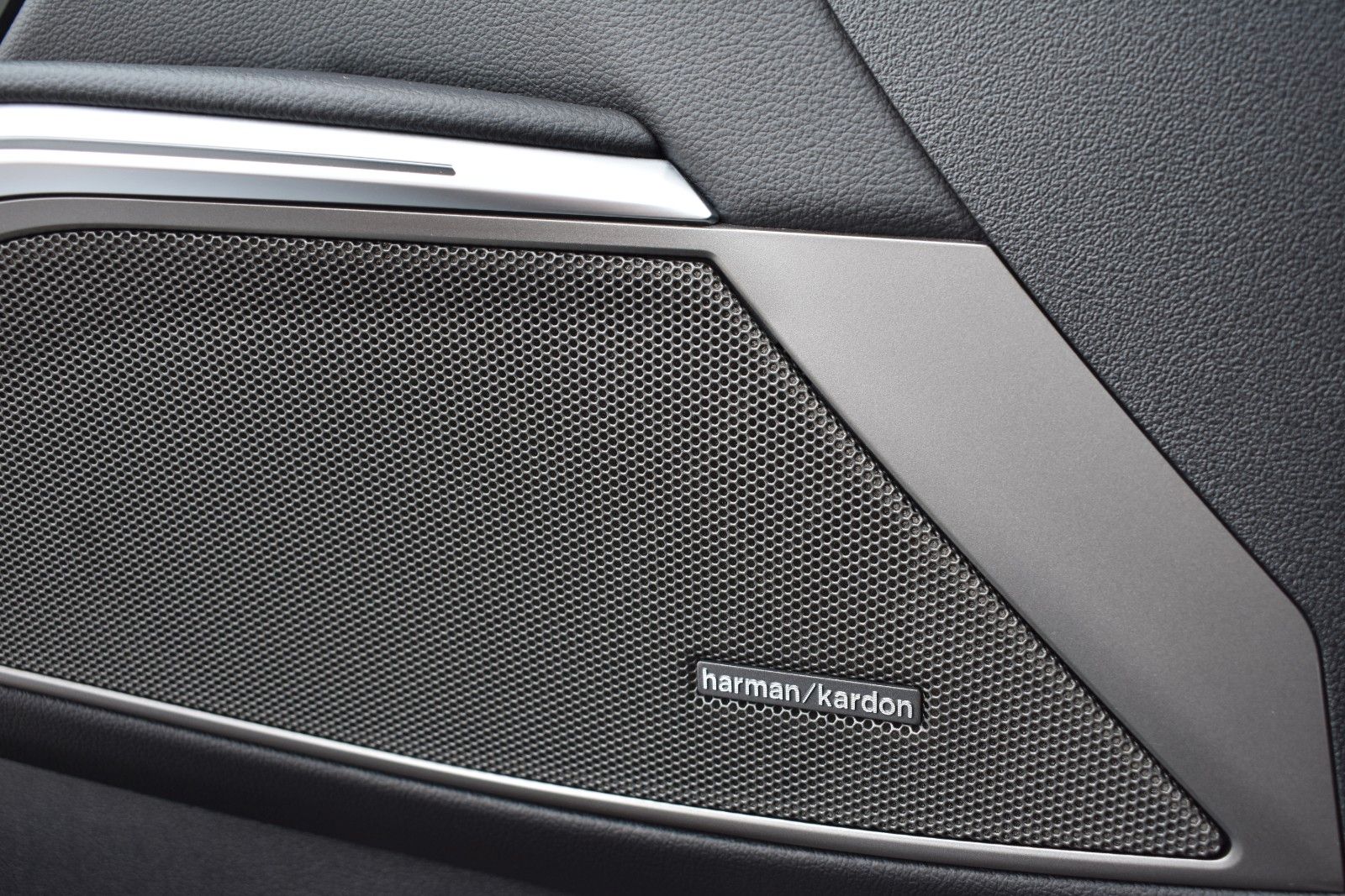 Fahrzeugabbildung BMW 330d Touring Facelift Panorama 1 Hand H&K