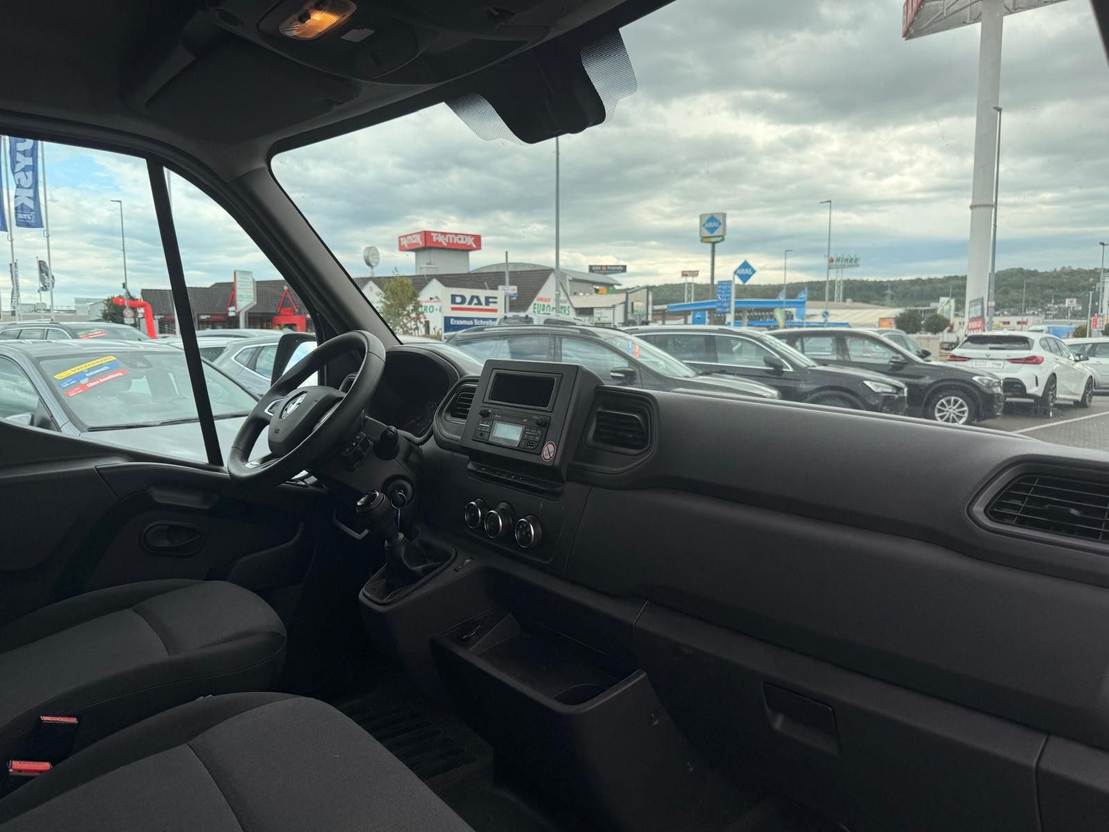 Fahrzeugabbildung Renault MasterIII Kasten L1H2 HKa 3,5t/1.HAND/SCHECKHEFT