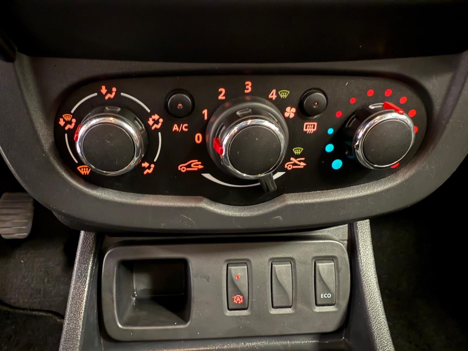 Fahrzeugabbildung Dacia Duster I Laureate /8.FACH BEREIFT/NAVI/KLIMA/AHK