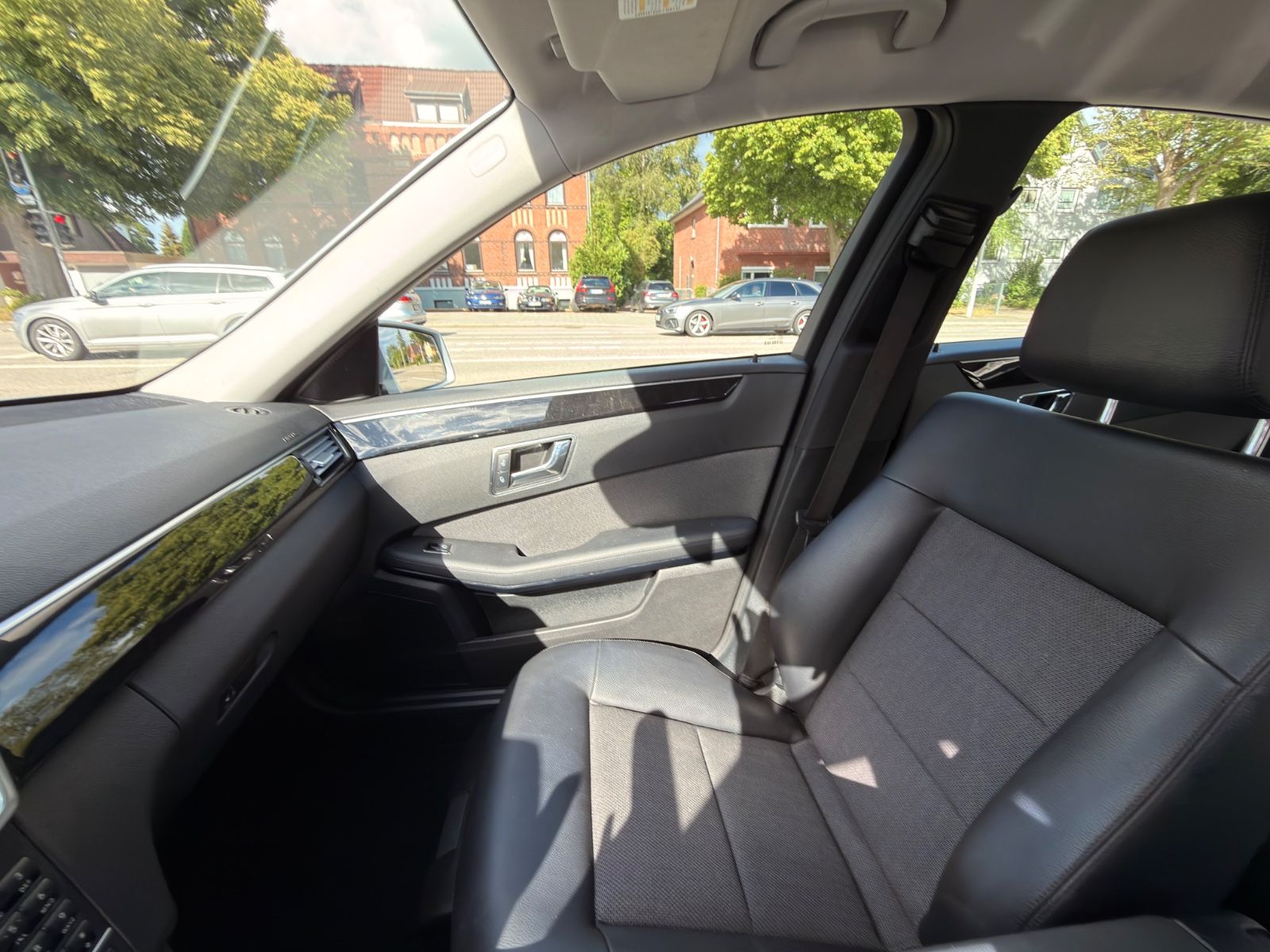E 220 *Xenon*Klimatr.*Sitzhz*PDC*Navi*S.W*ALU*