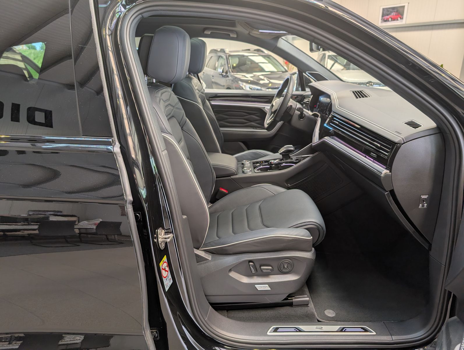 Fahrzeugabbildung Volkswagen Touareg 3.0TDI 4M R-Line VOLL Black 22" UPE 114T