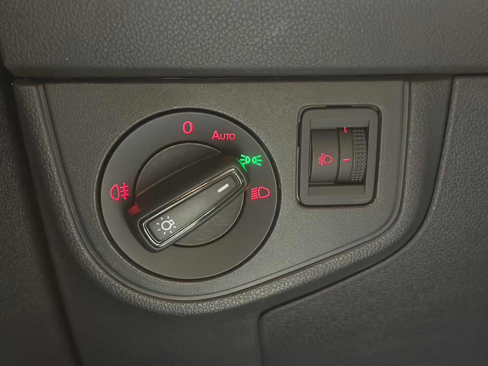 Volkswagen POLO COMFORTLINE KEYLESS TEMPOMAT PDC KAMERA NAV